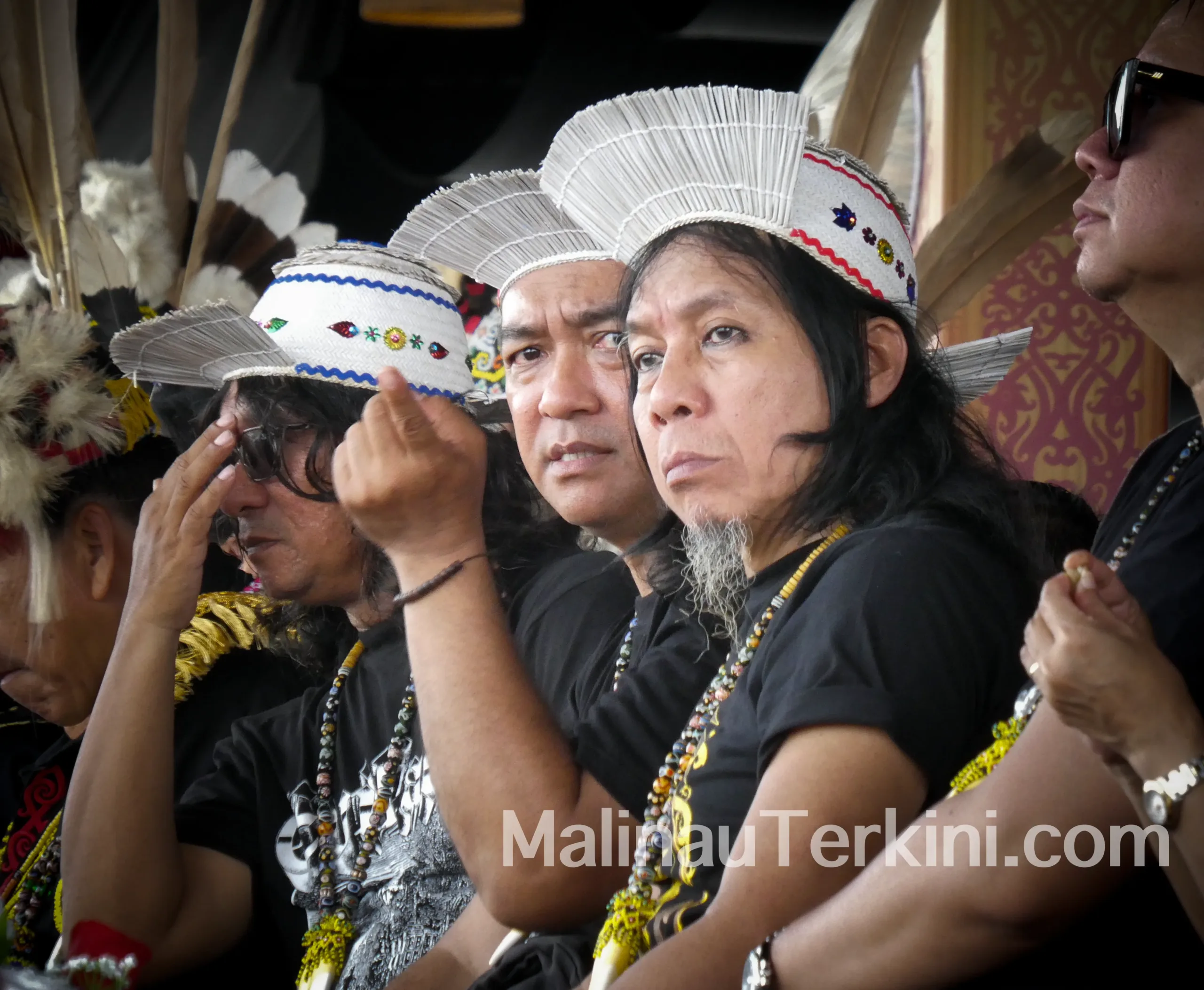Edane di Malinau Eet Sjahranie bersama anggota Edane terlihat menikmati pertunjukan adat Dayak Kenyah sebelum tampil di panggung Irau.