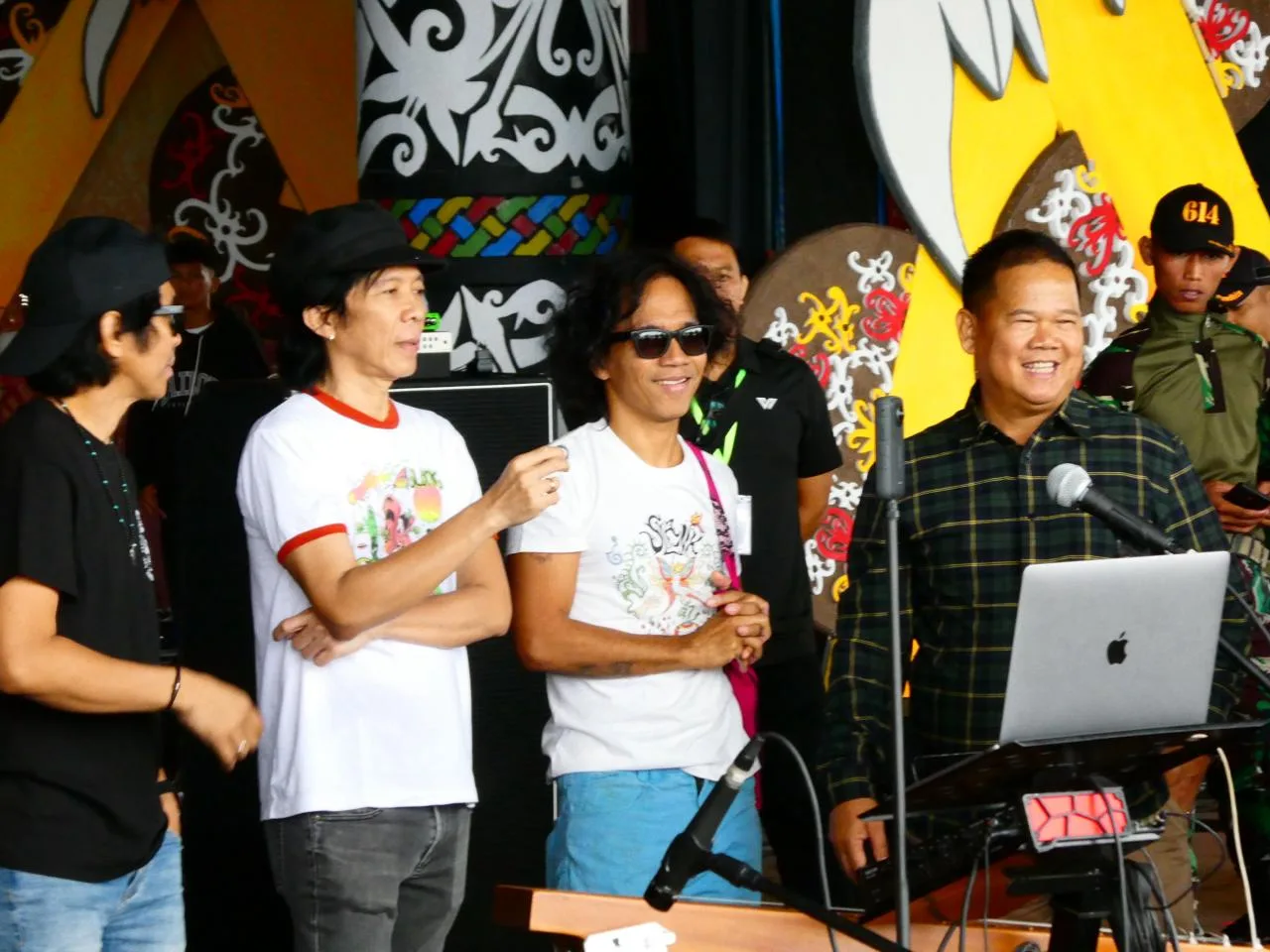 Ernes Silvanus dan Salnk Ketua Panitia Irau Malinau ke-11, Ernes Silvanus bersama Kaka dan Bimbim Slank sewaktu gladi pembukaan di Panggung kesenian PLB Malinau, Senin 6 Oktober 2025