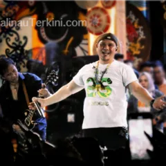 Fadly dan Piyu Padi di Irau Malinau Fadly mengenakan kaos oblong 26 Tahun Bumi Intimung dan Piyu memainkan gitar saat konser Padi Reborn di Irau Malinau.