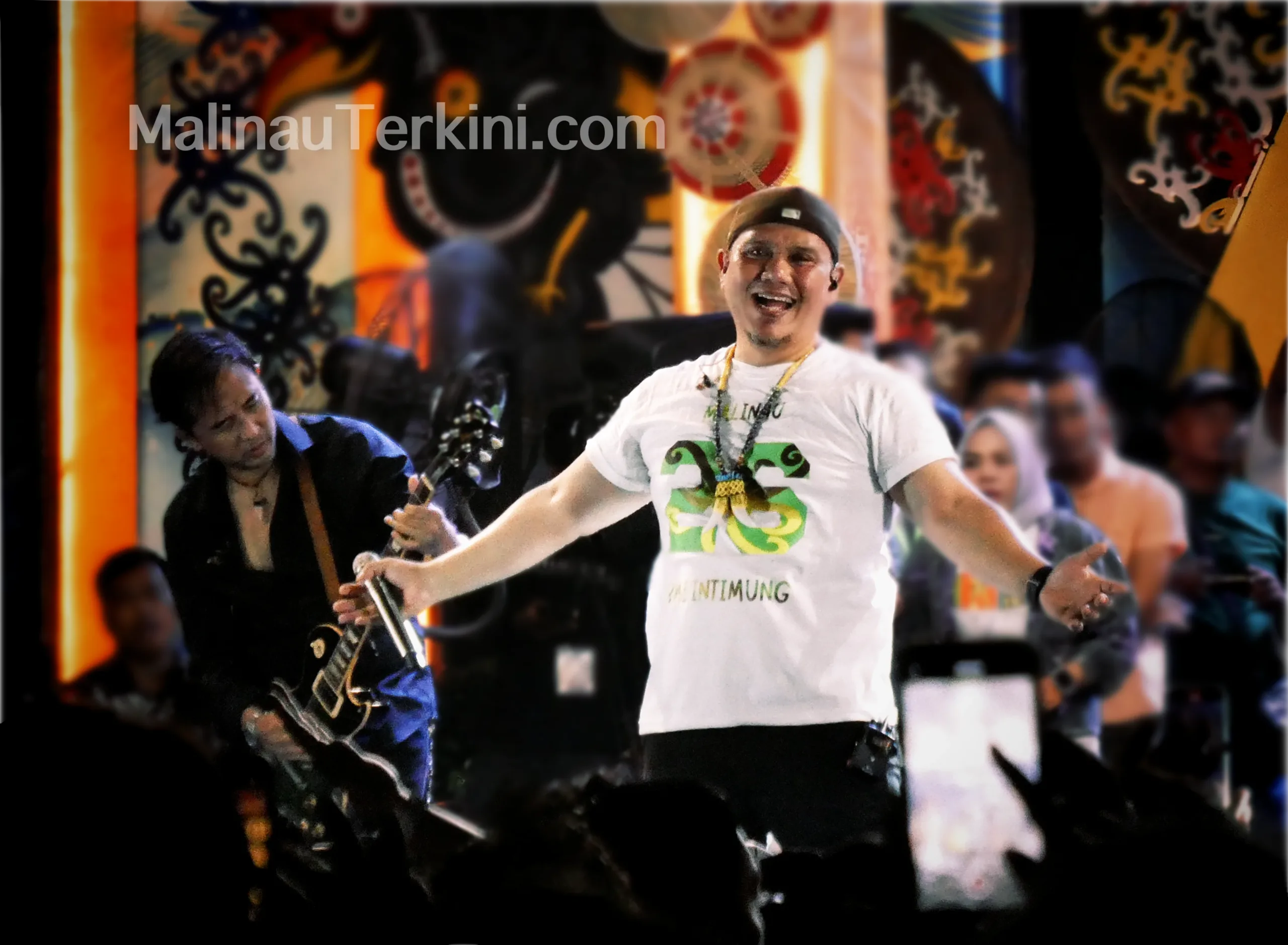 Fadly dan Piyu Padi di Irau Malinau Fadly mengenakan kaos oblong 26 Tahun Bumi Intimung dan Piyu memainkan gitar saat konser Padi Reborn di Irau Malinau.
