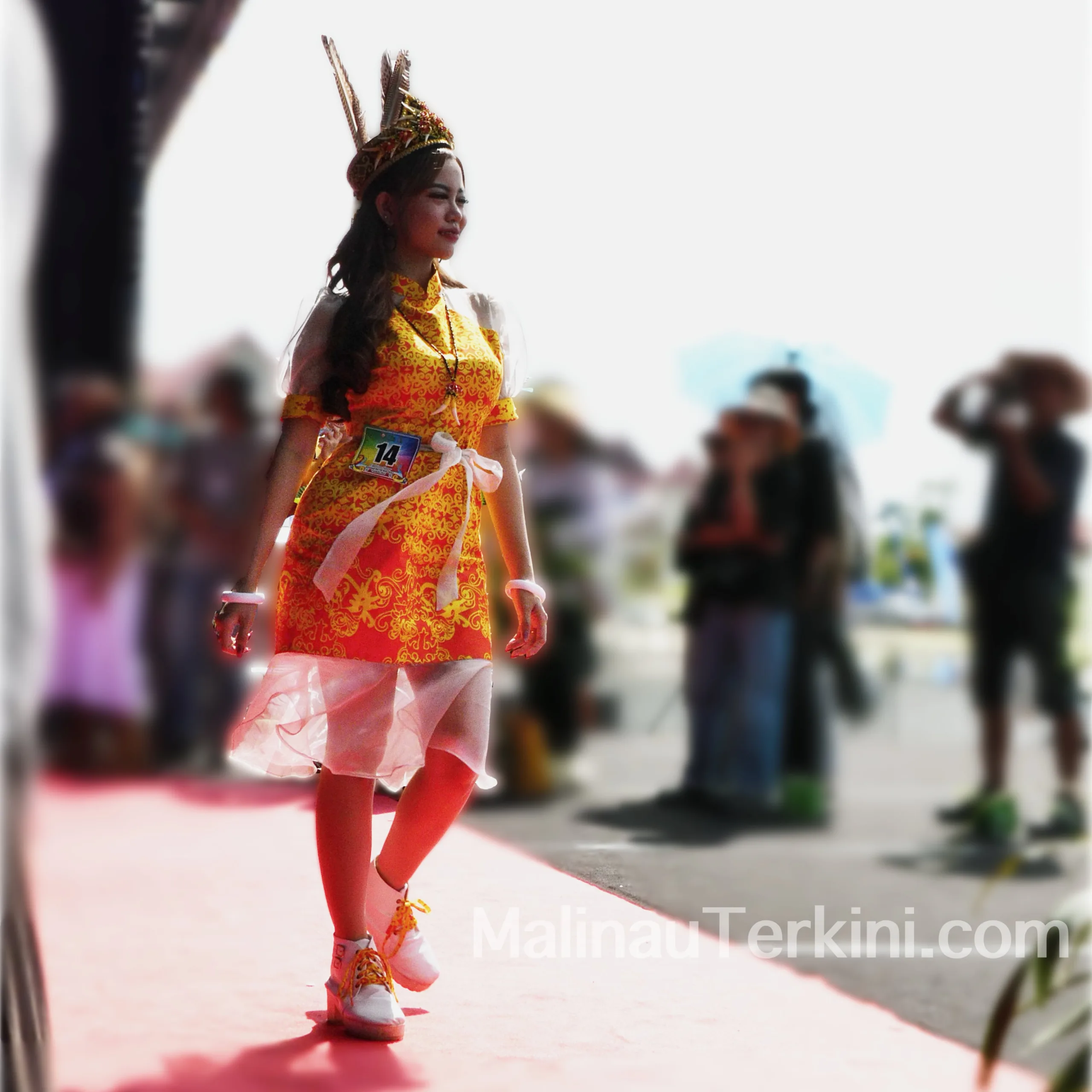 Suasana peserta fashion show Irau Malinau berjalan di panggung mengenakan batik lokal di depan penonton, Sumber: MalinauTerkini.com