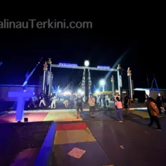 Gerbang Lansekap PLB Malinau Tampak gerbang lanskap PLB Malinau diterangi lampu pada malam hari sebagai akses utama menuju area Irau.
