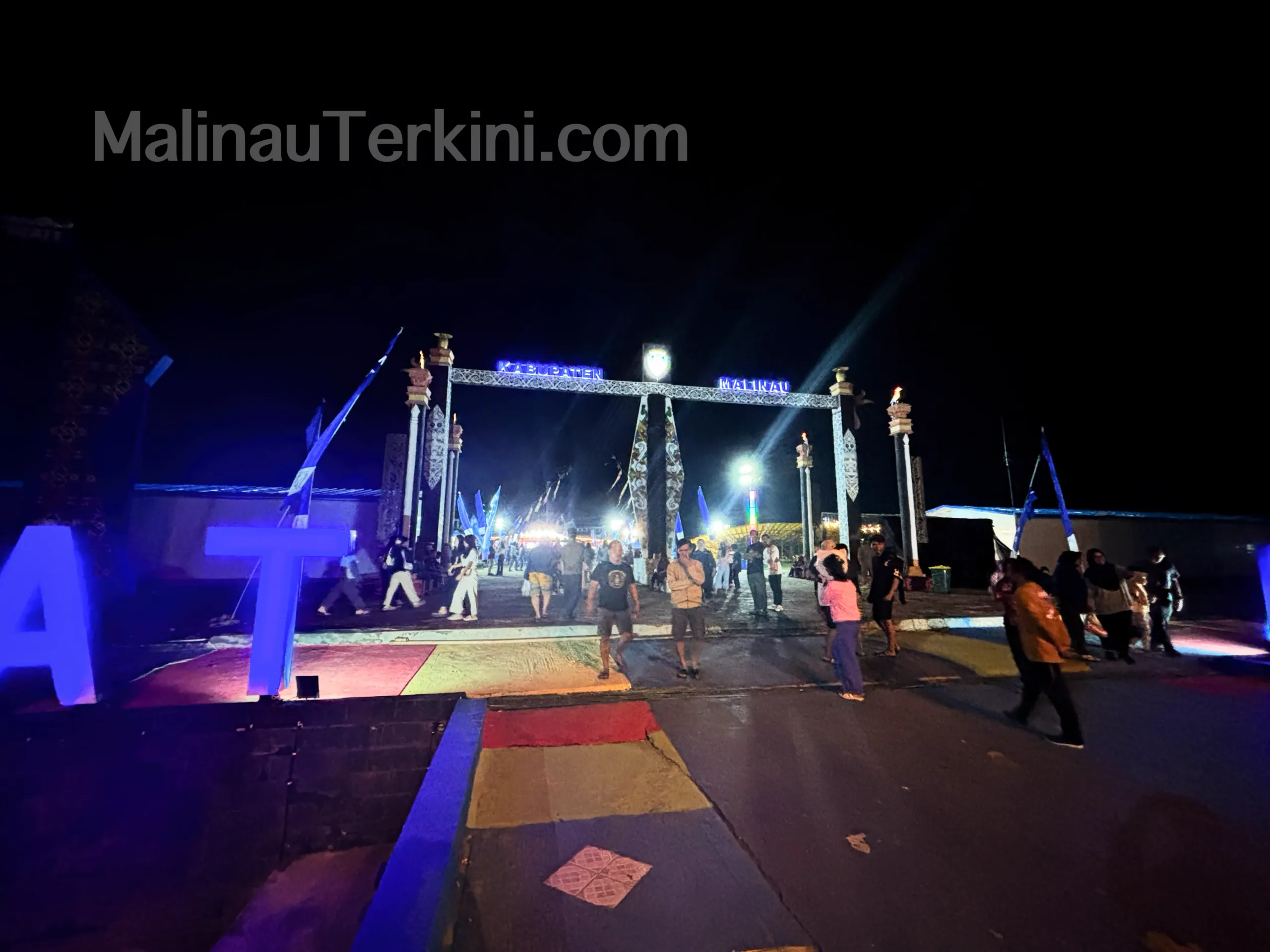 Gerbang Lansekap PLB Malinau Tampak gerbang lanskap PLB Malinau diterangi lampu pada malam hari sebagai akses utama menuju area Irau.