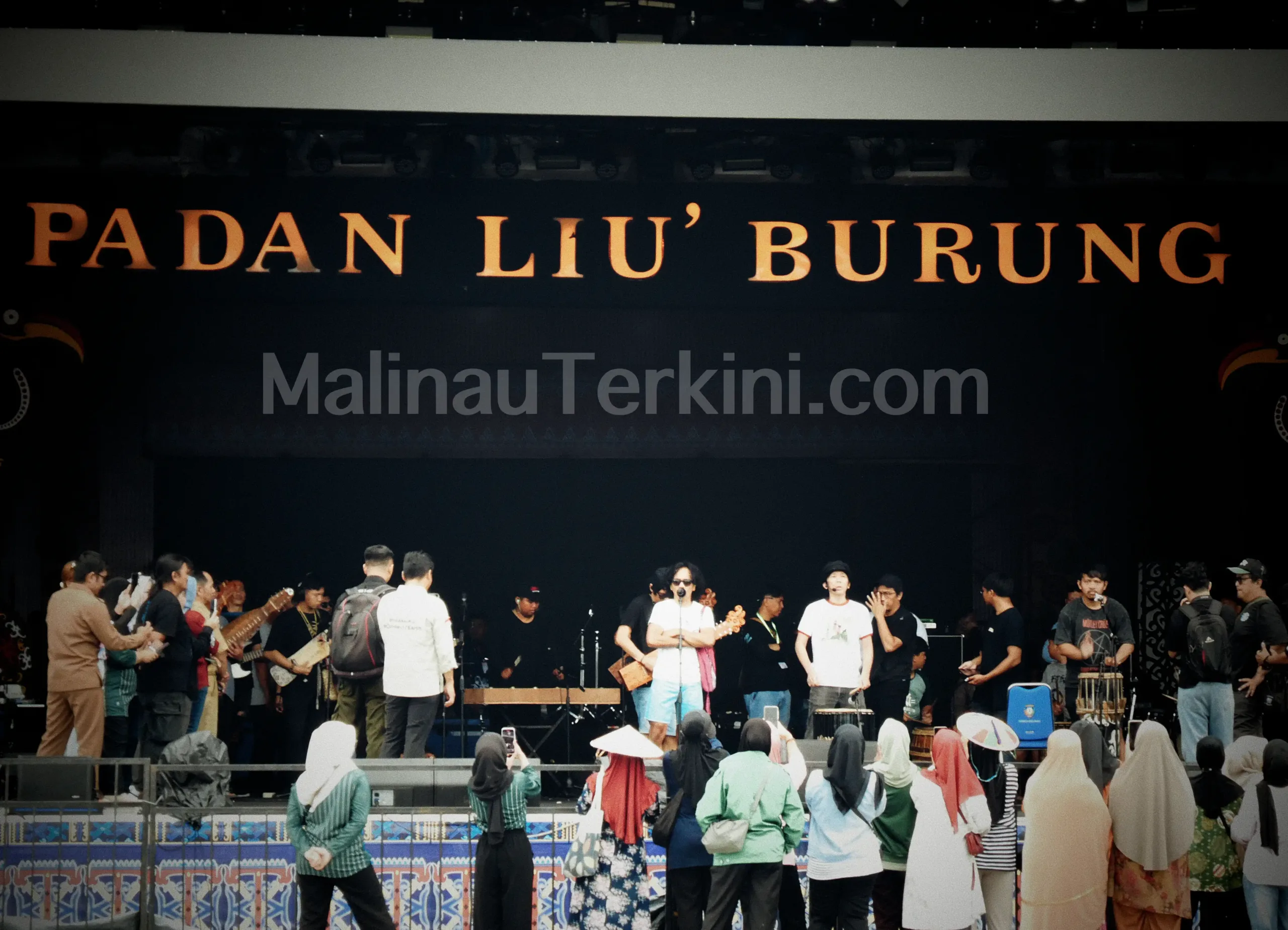 Slank Tampil dalam Gladi pembukaan Irau Malinau ke-11 di Panggung Kesenian PLB, Senin (6 Oktober 2025)