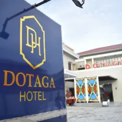 Halaman Depan Hotel Dotaga Signboard Hotel Dotaga Malinau berwarna biru dengan logo DH emas, tampak depan hotel.
