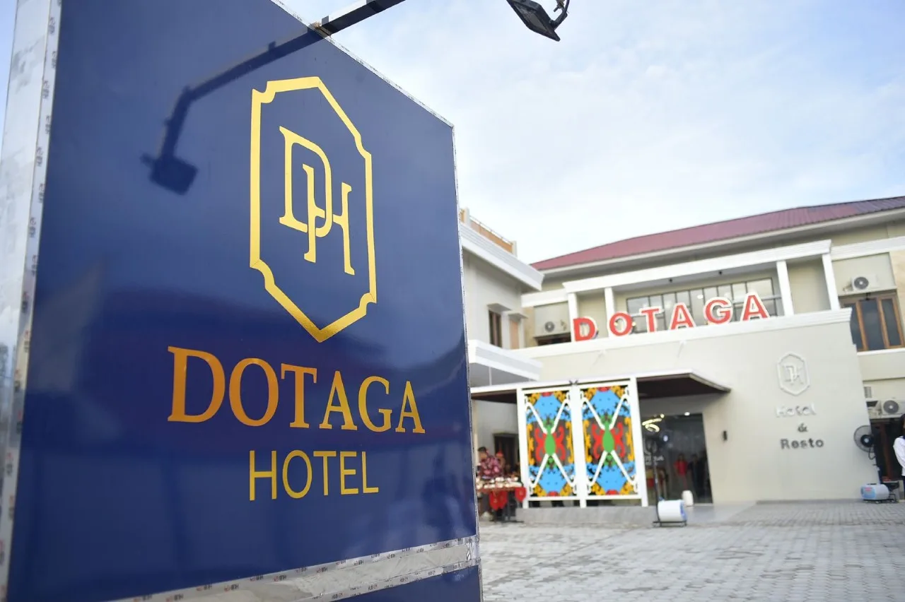 Halaman Depan Hotel Dotaga Signboard Hotel Dotaga Malinau berwarna biru dengan logo DH emas, tampak depan hotel.