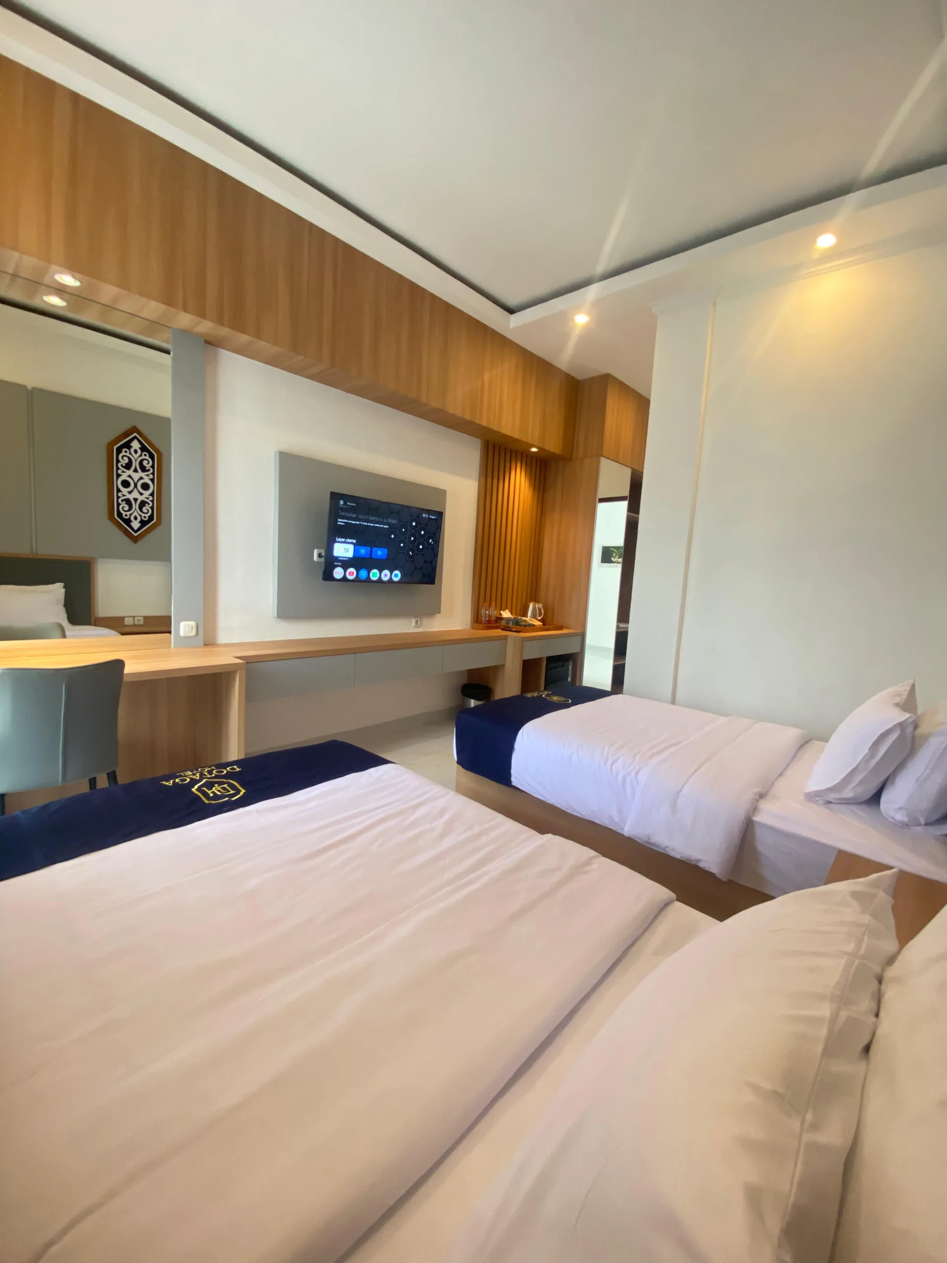Interior kamar Hotel Dotaga Malinau dilengkapi TV, meja kerja, dan fasilitas modern.