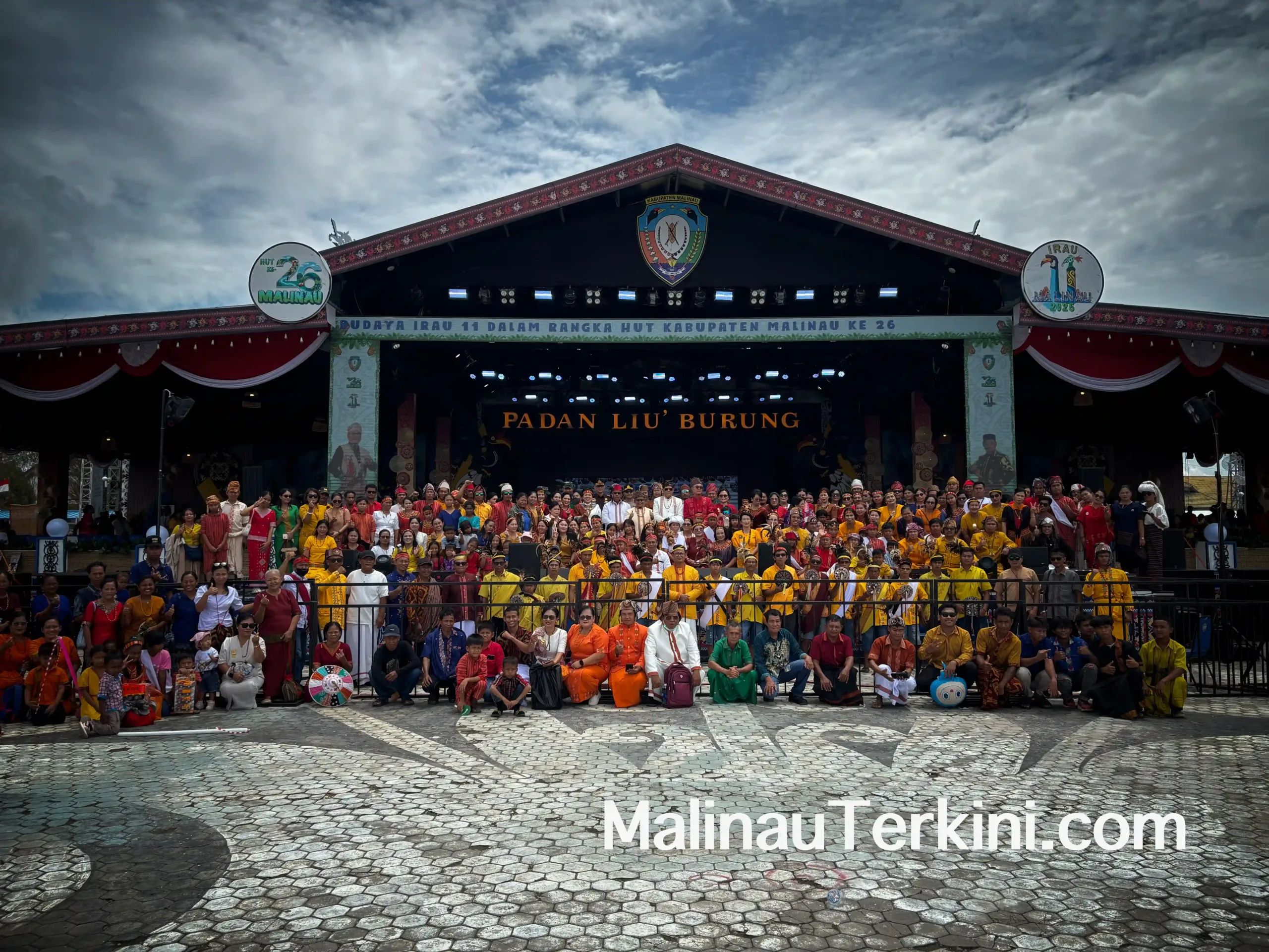 Foto menunjukkan suasana malam di salah satu stan Irau Malinau 2025. Stan-stan berjejer rapih, dihiasi lampu dan ornamen khas daerah. Pengunjung tampak menikmati acara, menciptakan nuansa meriah dan hangat di tengah malam Irau Malinau.