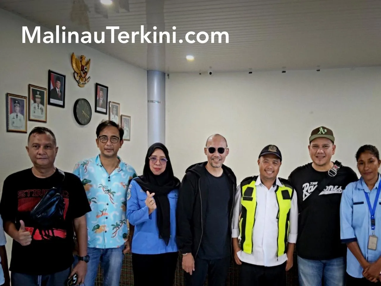 Fadly dan personel Padi Reborn disambut panitia saat tiba di Malinau.