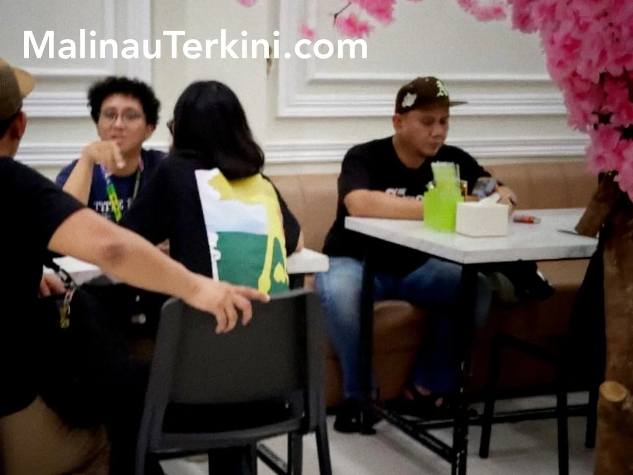 Vocalist Padi, Fadly saat terpantau istirahat di salah satu Rumah Makan di Malinau, Kalimantan Utara