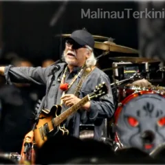 Iwan Fals Puncak Irau Malinau Iwan Fals tampil di atas panggung membawakan lagu Suku Tidung, Bebilin.