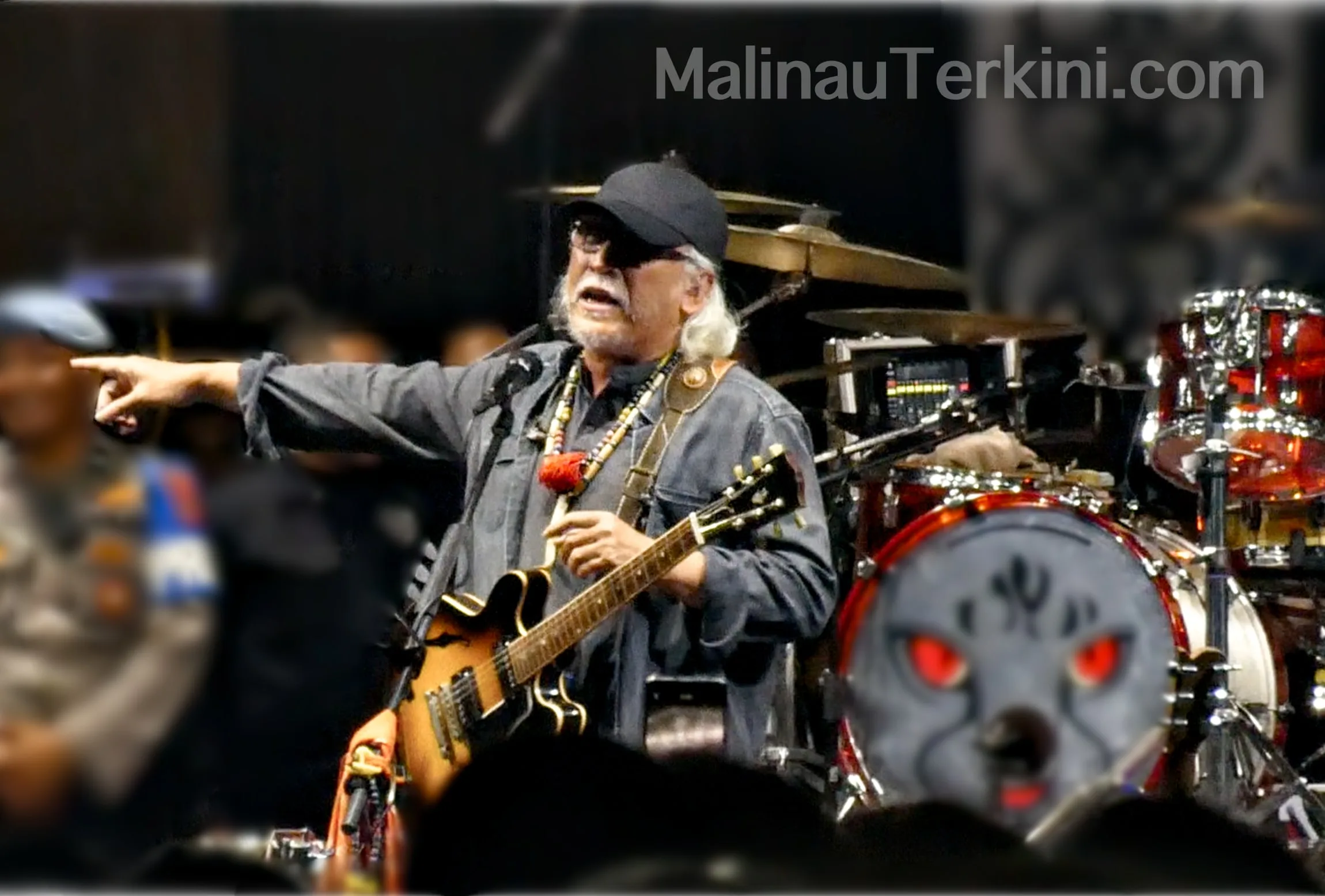 Iwan Fals tampil di atas panggung membawakan lagu Suku Tidung, Bebilin.