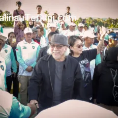 Iwan Fas di Malinau Iwan Fals tiba di Malinau disambut panitia Irau Malinau ke-11 dan jajaran Pemerintah Kabupaten Malinau.