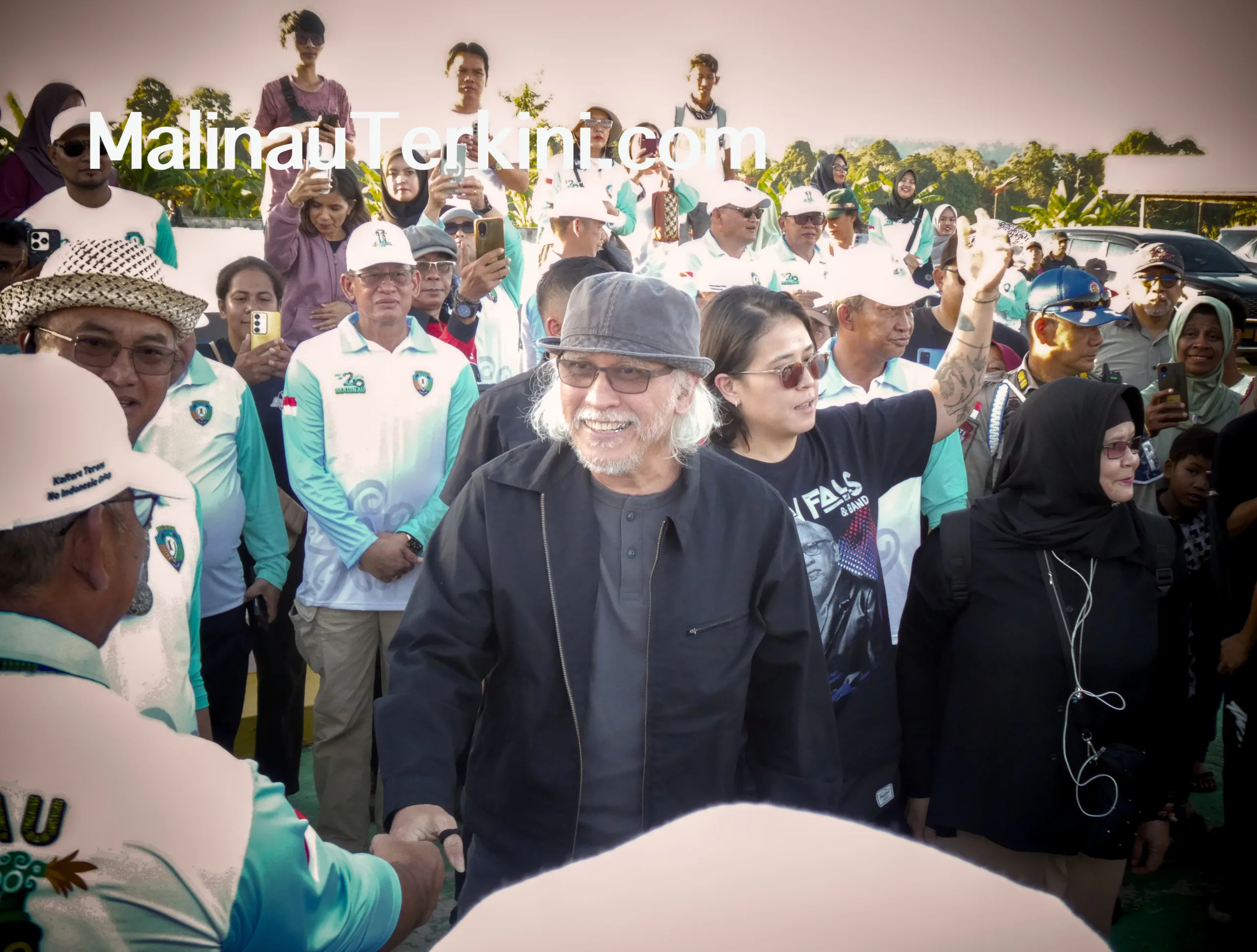 Iwan Fals tiba di Malinau disambut panitia Irau Malinau ke-11 dan jajaran Pemerintah Kabupaten Malinau.