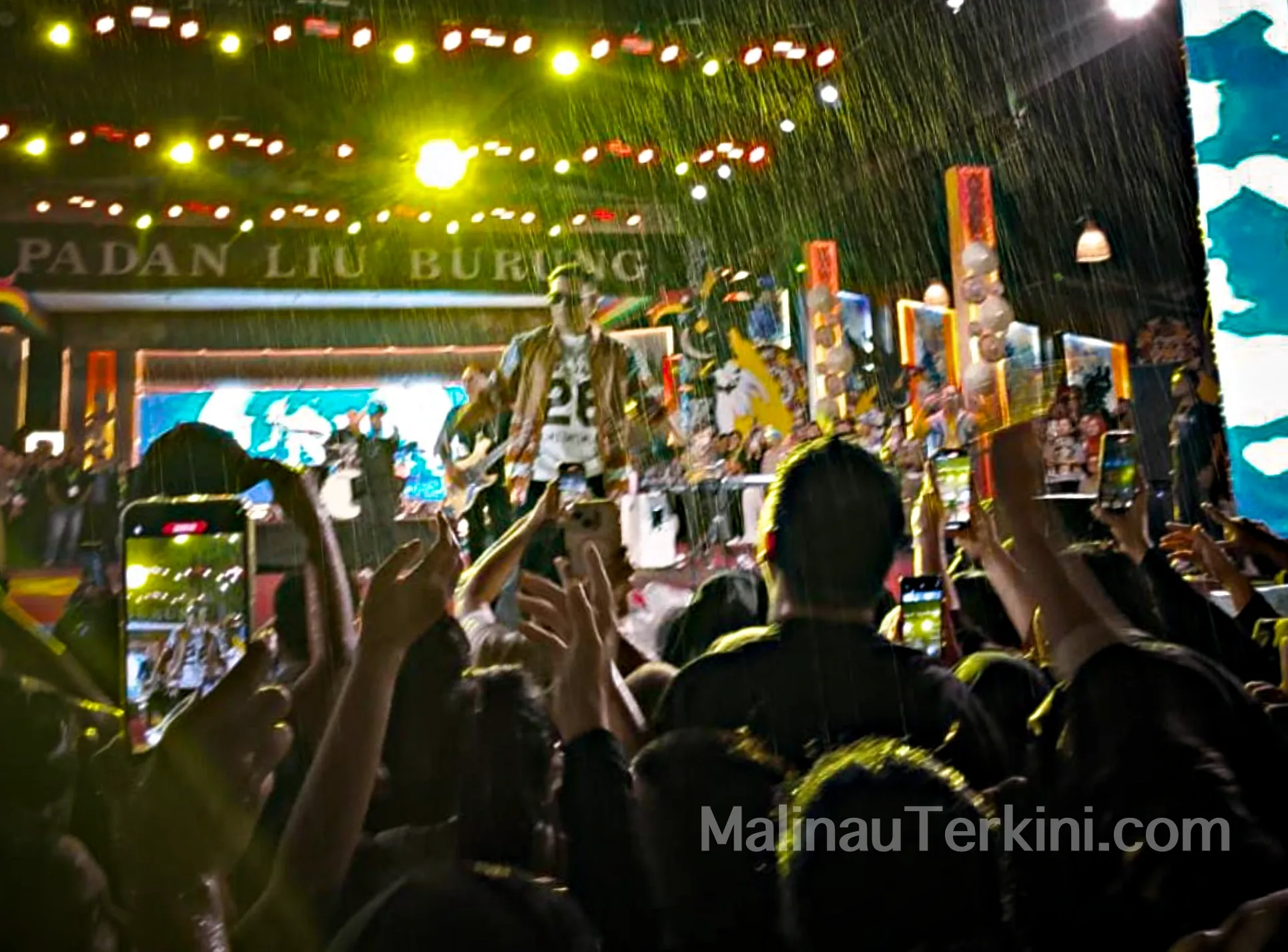 Judika Konser Dramatis di Irau Malinau Judika tampil total meski hujan di Irau Malinau 2025. Kenakan sweater etnik, pada Selasa (14/10/2025)