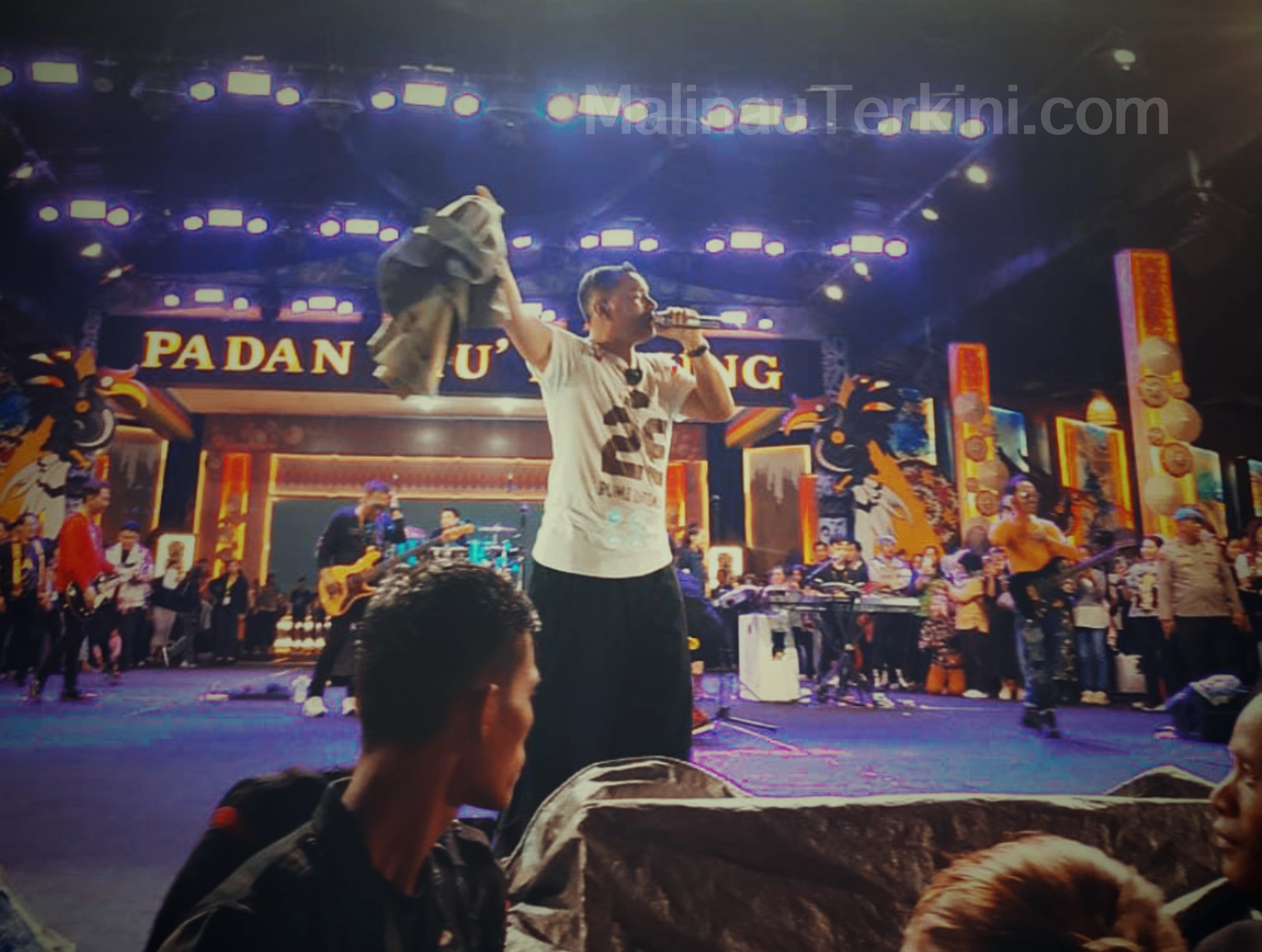 judika melempar sweater etnik sebagai kejuatan untuk penonton Irau Malinau