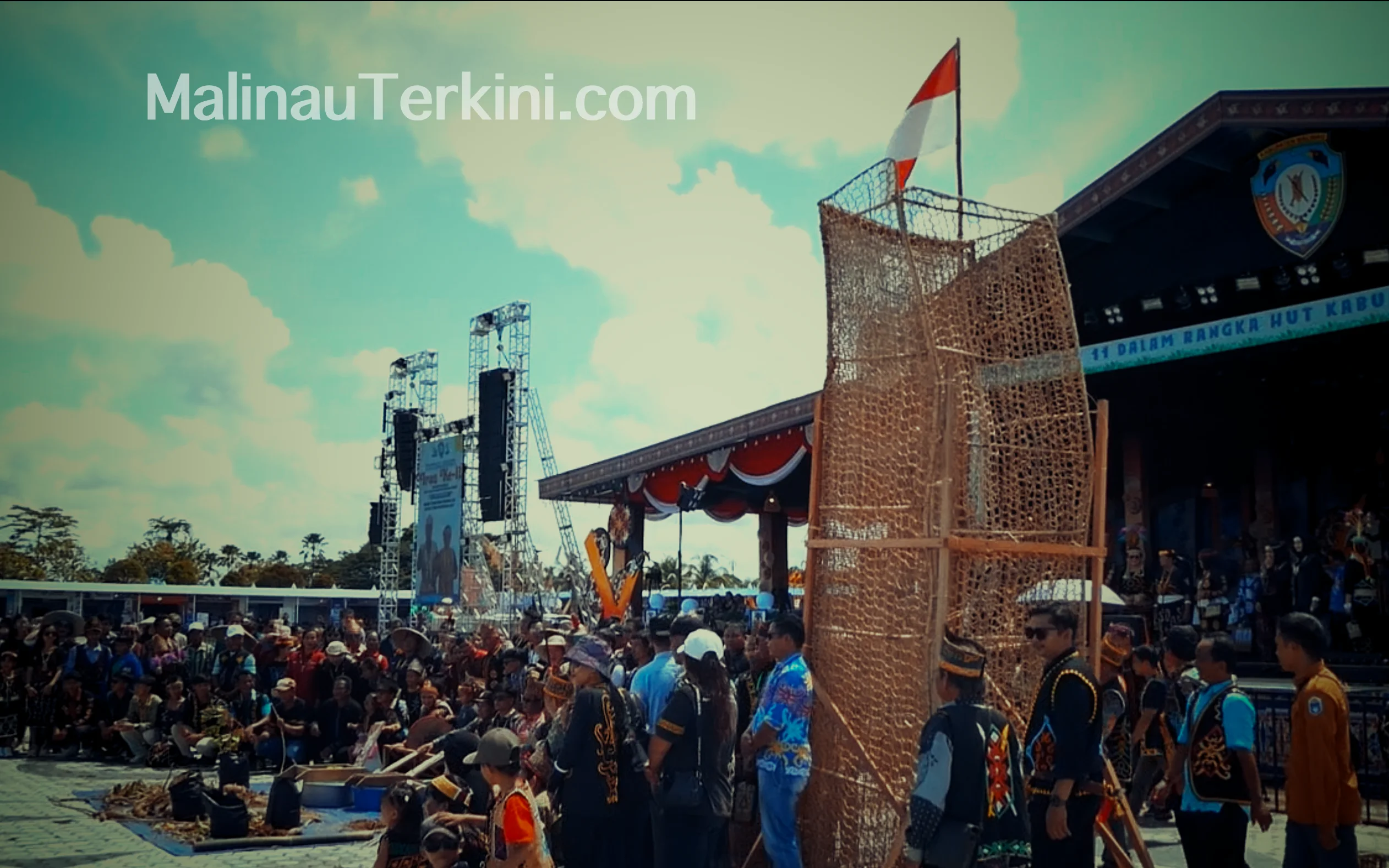 Kalong Raksasa Dayak Tenggalan di Irau Malinau 2025 Kalong raksasa 4 meter buatan Dayak Tenggalan di Irau Malinau 2025 diusulkan Rekor MURI. Dibuat manual dua minggu dengan rotan hutan, menunjukkan jerih payah dan kekuatan tradisi masyarakat adat.