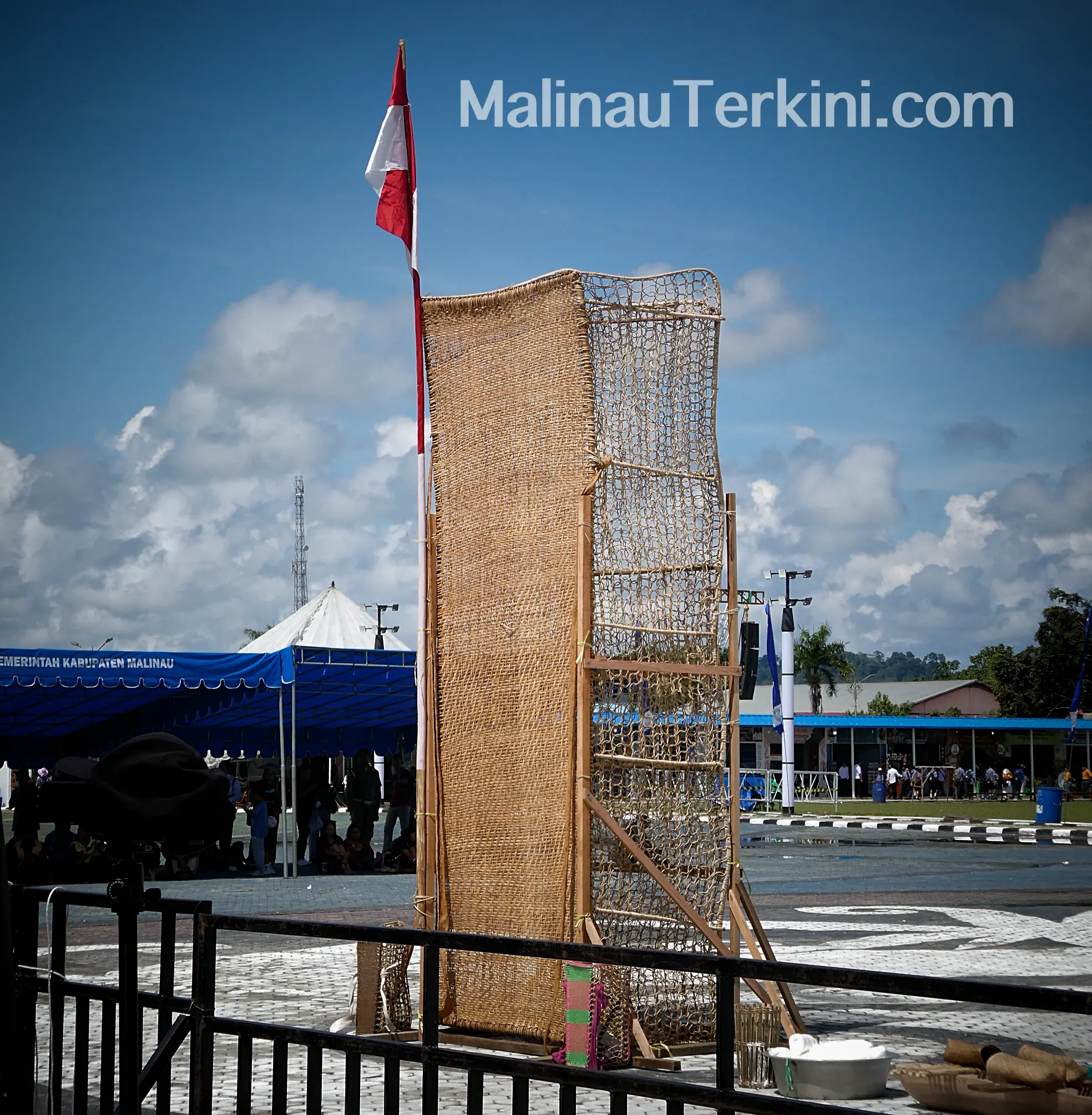 Kalong raksasa 4 meter buatan Dayak Tenggalan di Irau Malinau 2025 diusulkan Rekor MURI. Dibuat manual dua minggu dengan rotan hutan, menunjukkan jerih payah dan kekuatan tradisi masyarakat adat.