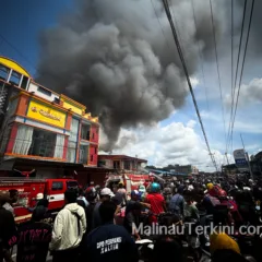 Kebakaran Pasar Pelangi Mobil damkar memadamkan kebakaran besar di Pasar Pelangi Malinau dengan asap pekat.