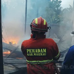 Kebakaran melanda rumah Wakil Ketua DPRD Malinau di Desa Respen Tubu, Jumat (10/10/2025) pagi