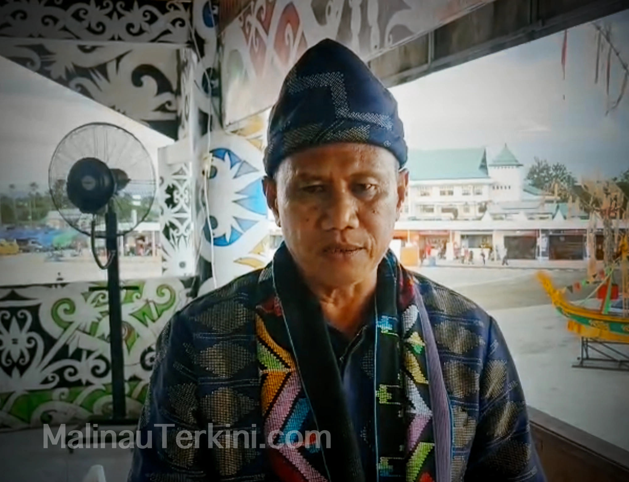 Ketua Paguyuban NTB Malinau, Anwar mnjelaskan terkait Tradisi Kiri Loko yang ditampilkan pada Irau Malinau ke-11, Senin (13/10/2025)