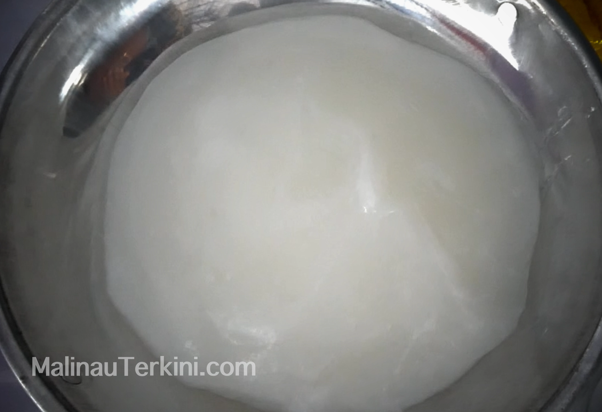 Proses penyajian kinikutil, bubur berbahan dasar Iluuy yang menjadi salah satu kuliner tradisional masyarakat Dayak Tenggalan.