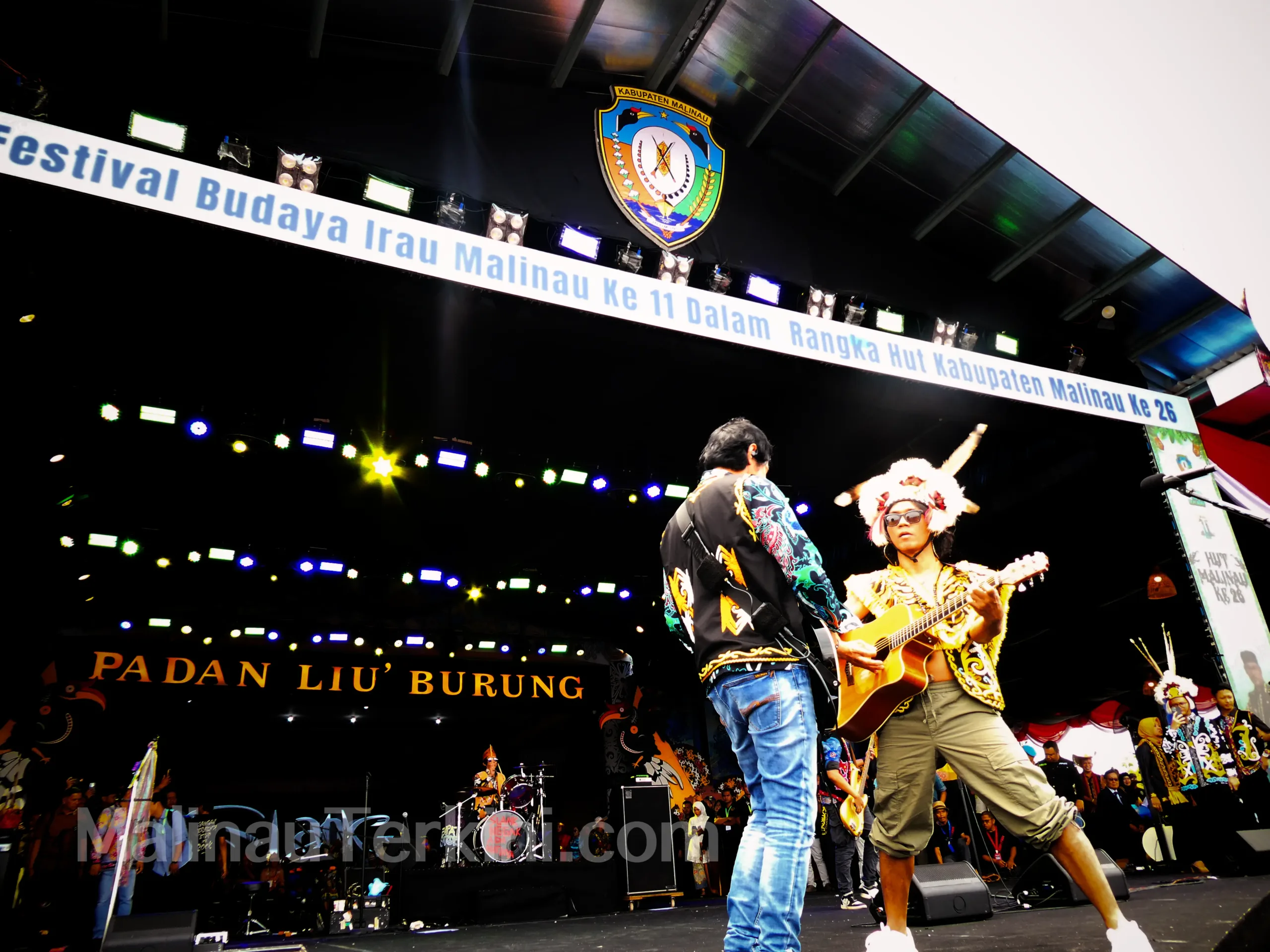 Kaka, Bimbim dan Ridho berkolaborasi dengan seniman lokal di Panggung Irau Malinau 2025, Foto Malinau Terkini.com