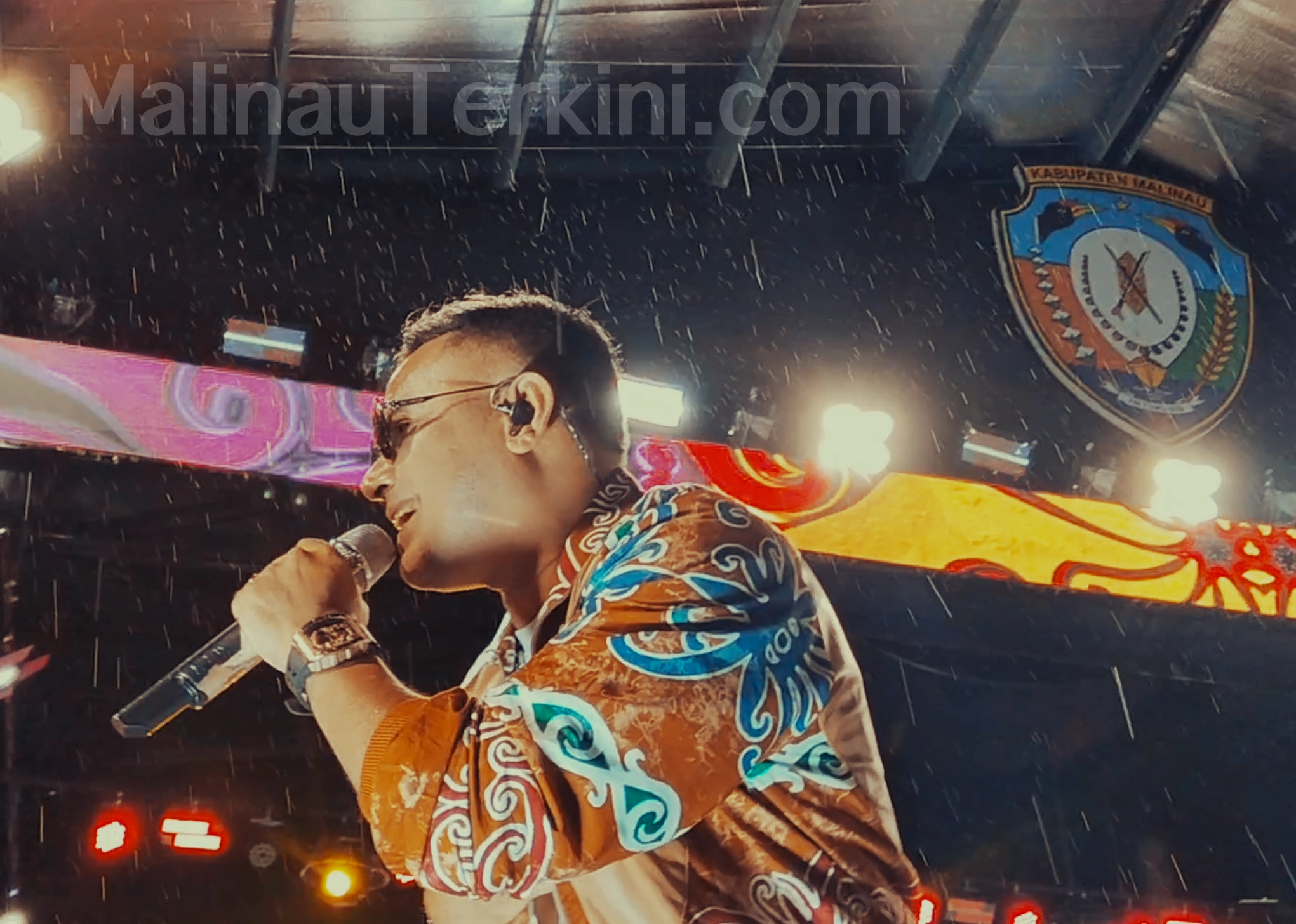 Judika tampil total meski hujan di Irau Malinau 2025. Kenakan sweater etnik, pada Selasa (14/10/2025)