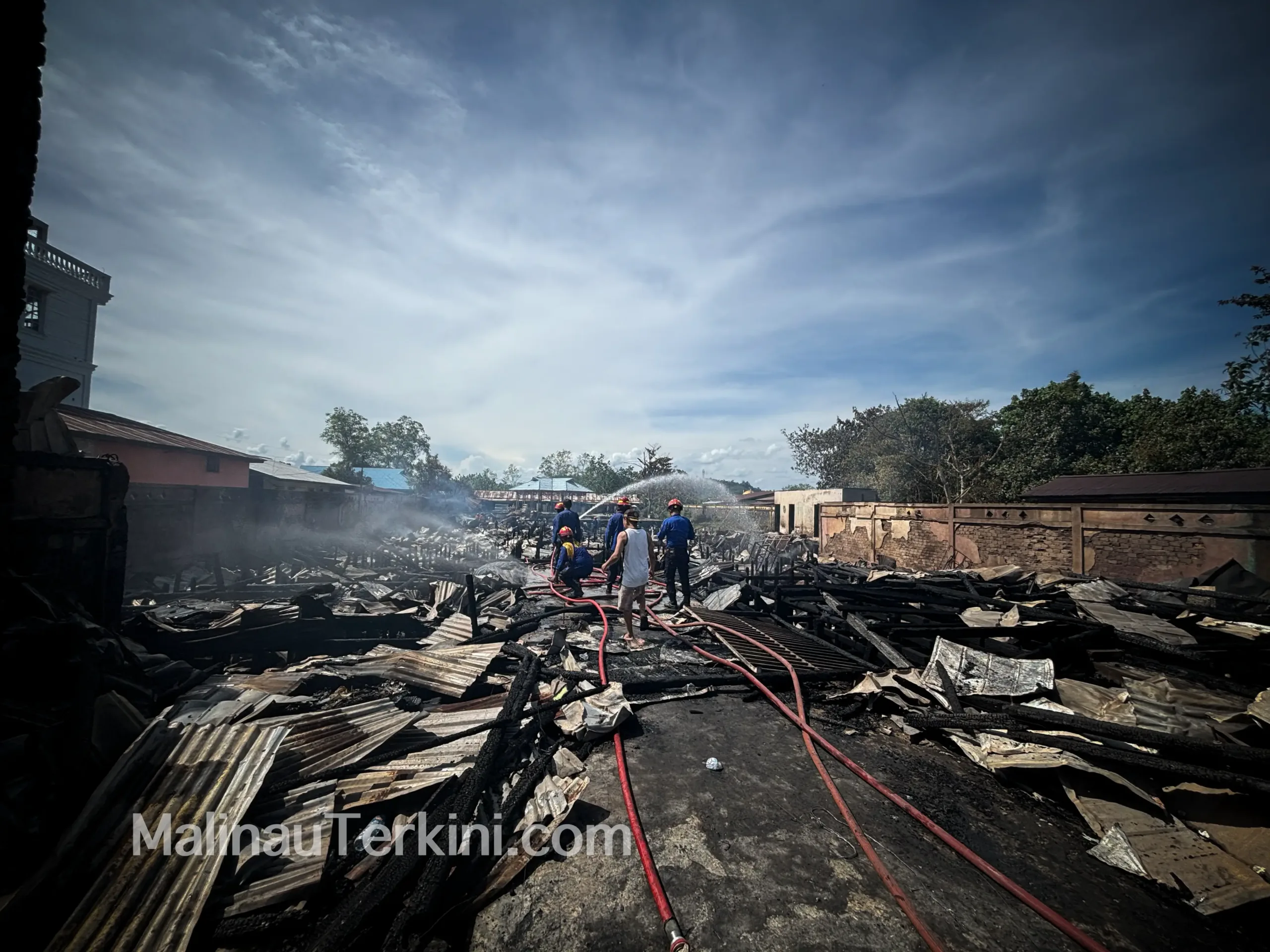 Deretan lapak pedagang di Pasar Kuliner Malinau hangus terbakar.