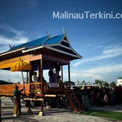 Pementasan Mapalette Bola KKSS Malinau dengan replika rumah adat Bugis di Irau 2025