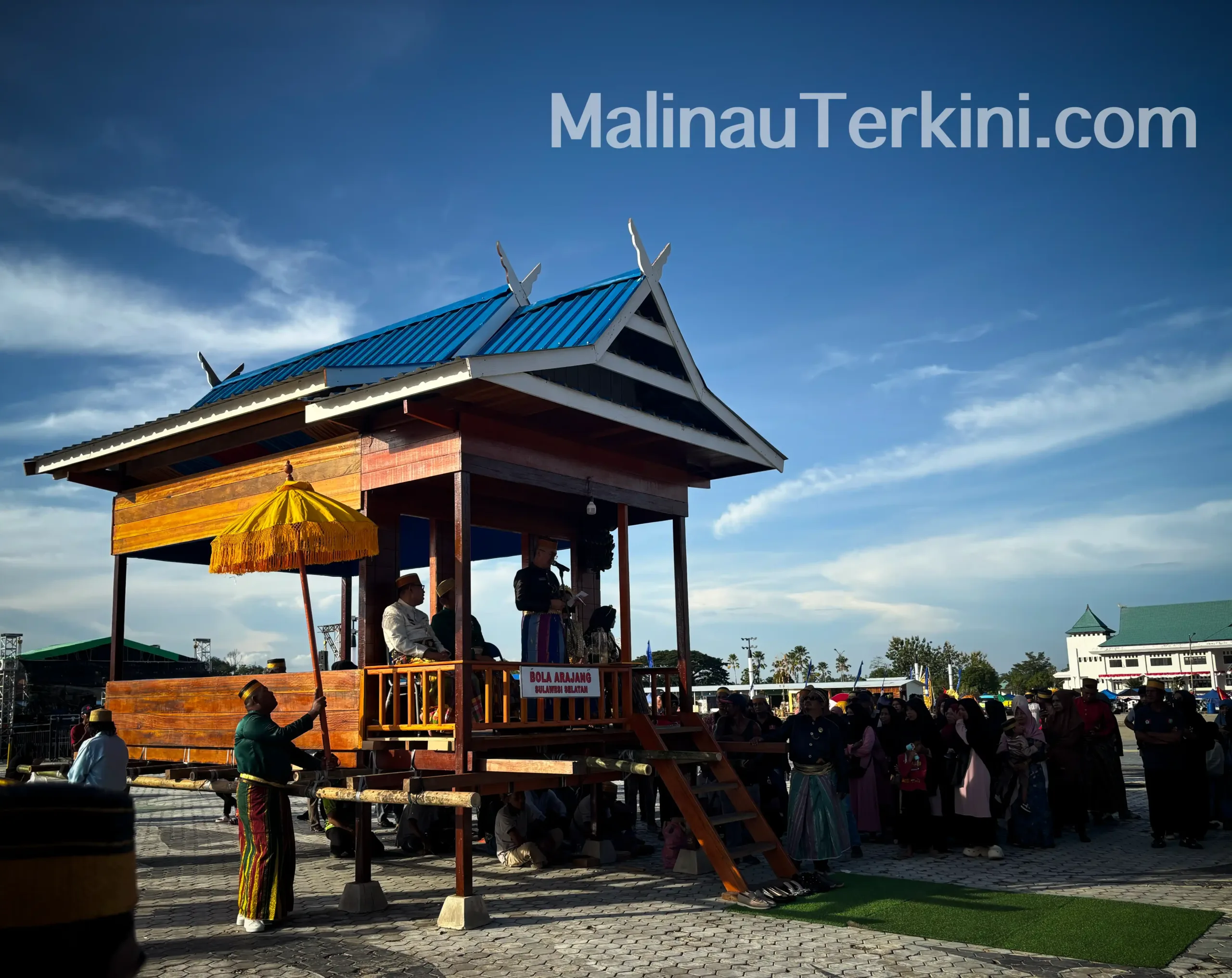 Mapelette Bola KKSS Malinau Pementasan Mapalette Bola KKSS Malinau dengan replika rumah adat Bugis di Irau 2025