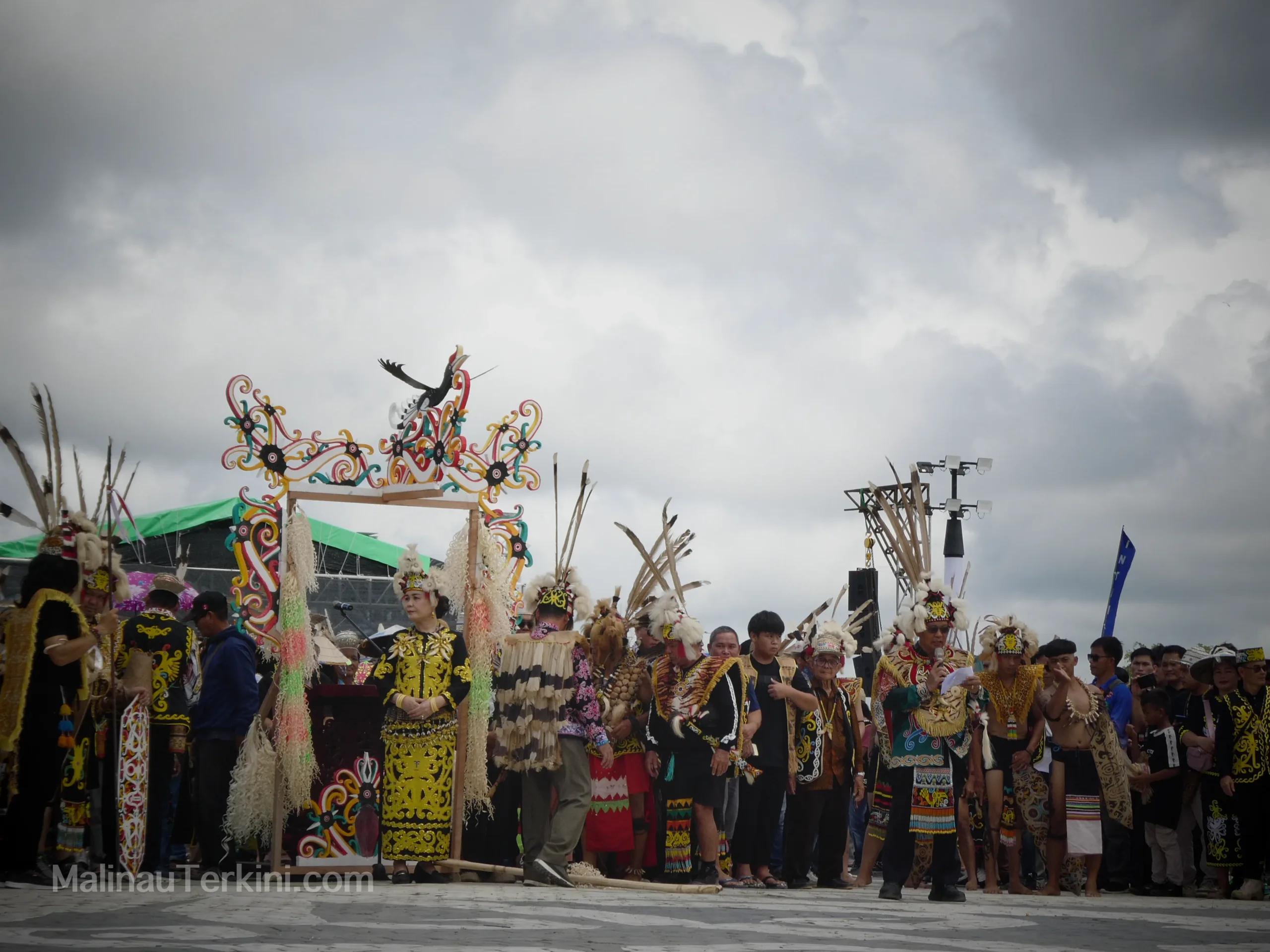 Masyarakat dan tetua adat Dayak Kenyah berkumpul menyaksikan prosesi penyembelihan binatang sebagai simbol sumpah perdamaian dalam Meliwa.