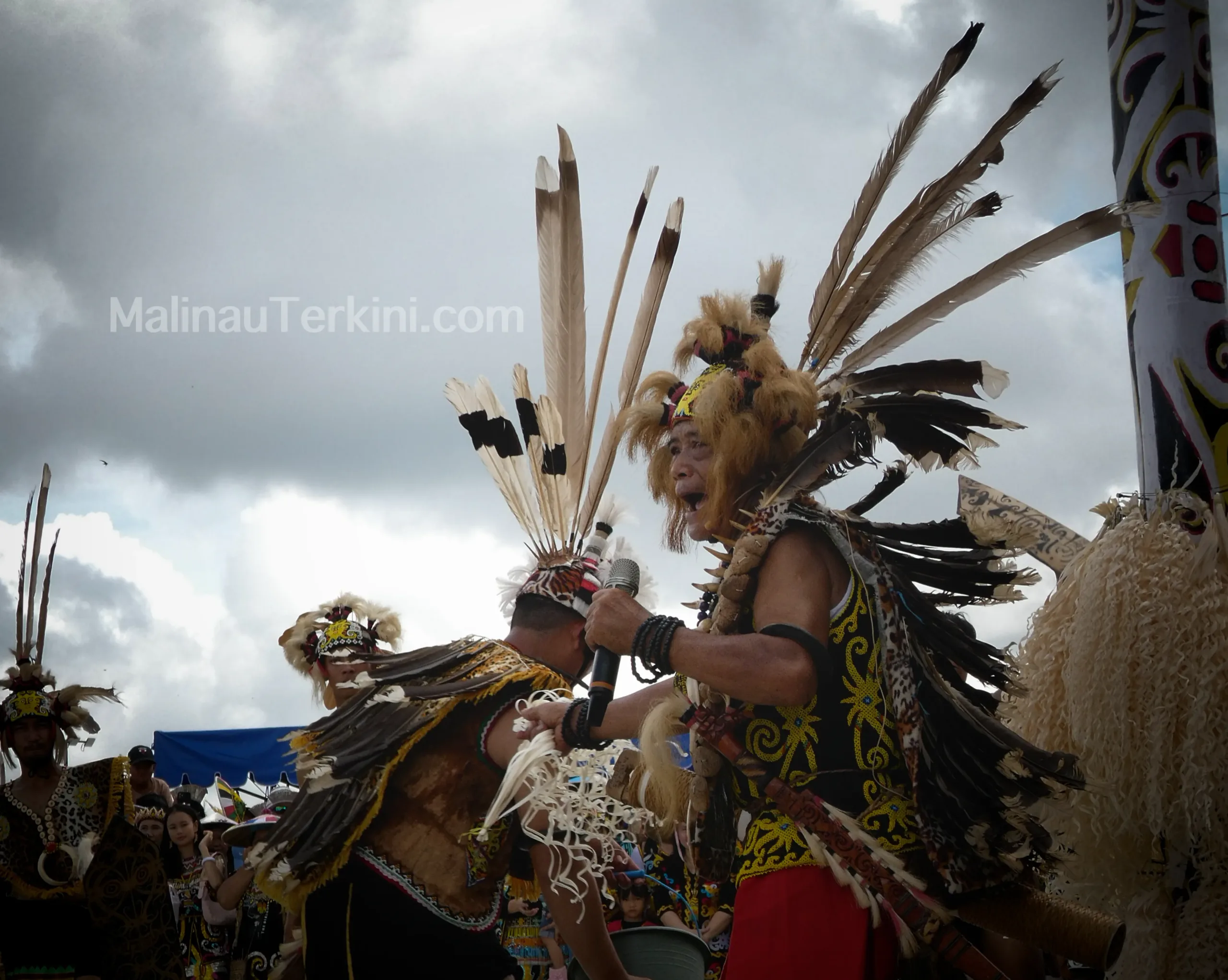 Meliwa Dayak Kenyah Amai Pilius berperan sebagai Kepala Adat Besar yang mempersatukan 10 subetnik lewat Upacara Meliwa