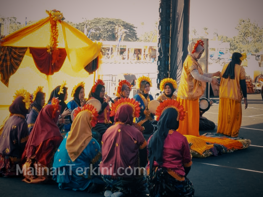 Seorang sando memimpin doa keselamatan bagi ibu hamil dalam prosesi adat Kiri Loko, disaksikan penonton di panggung Irau Malinau.