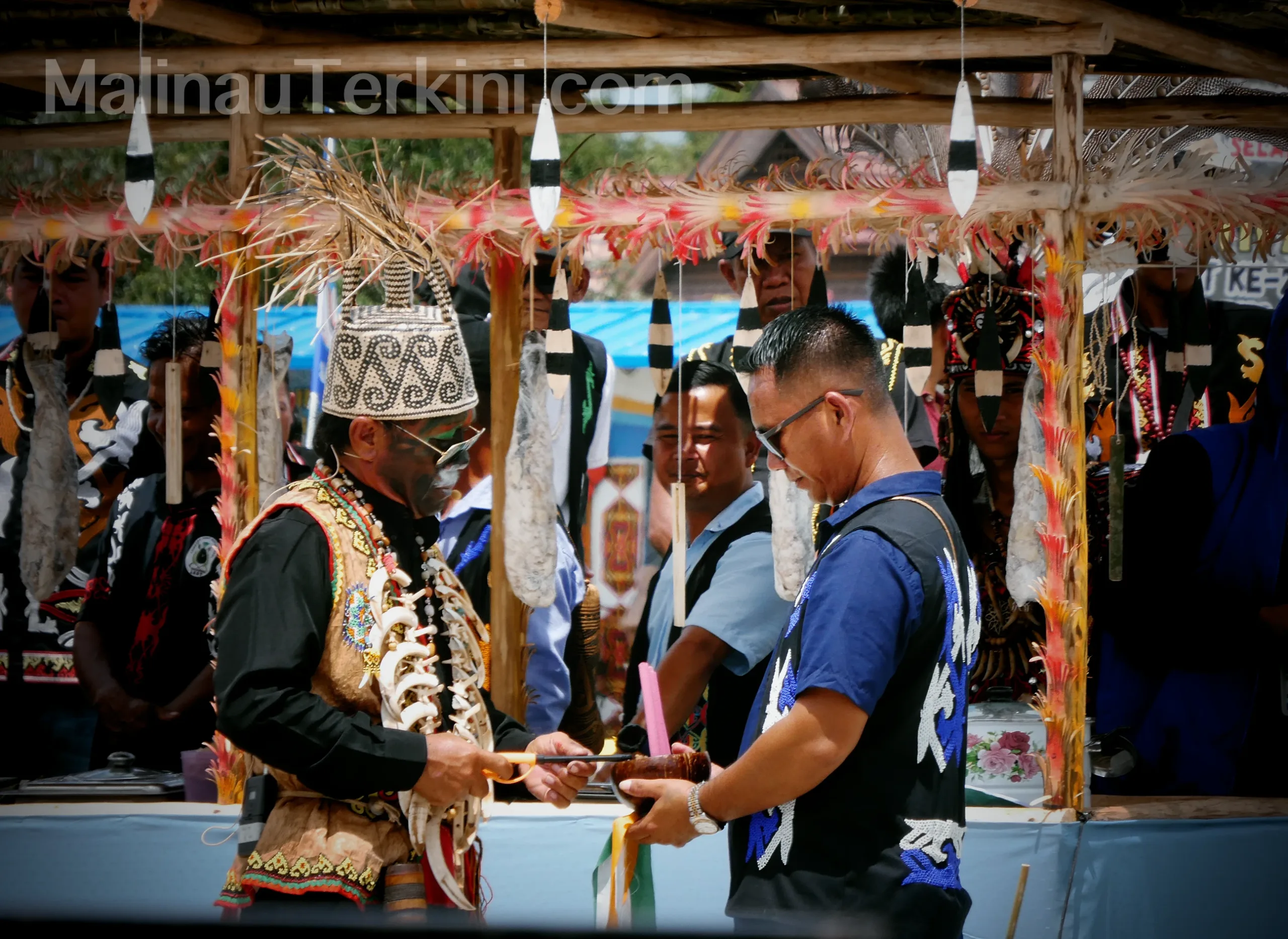 Napang Nahotom Napang Nahotom adalah tradisi panen suci Dayak Tahol di Malinau yang menggambarkan rasa syukur, harmoni manusia dan alam, serta kearifan berbagi hasil bumi melalui prosesi adat penuh simbol dan makna budaya.