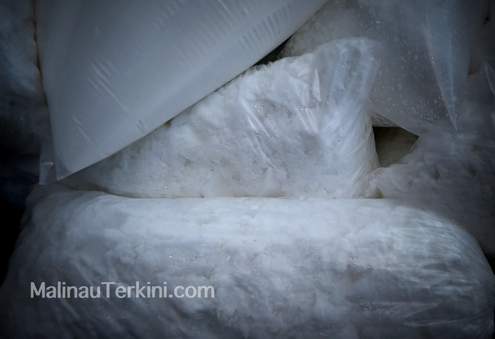 Natok atau adonan hasil pemerasan umbi ditunjukkan sebagai bahan baku utama sebelum diolah lebih lanjut menjadi Iluuy.