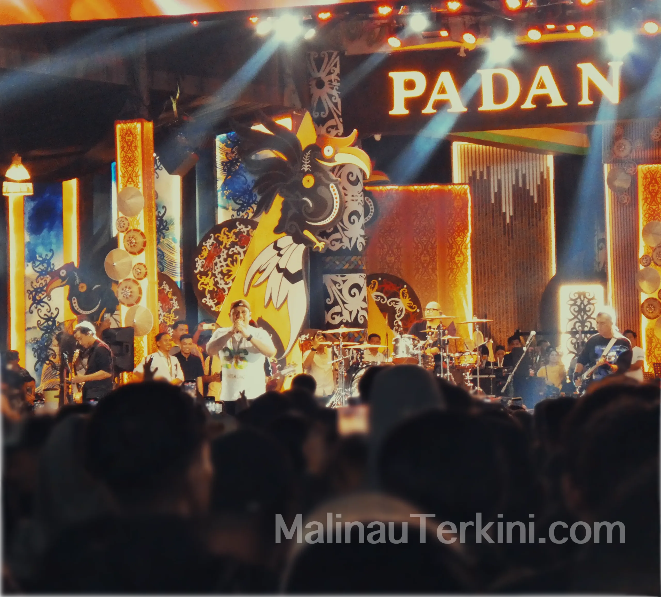 Seluruh personel Padi Reborn tampil bersama di panggung Irau Malinau di hadapan ribuan penonton.