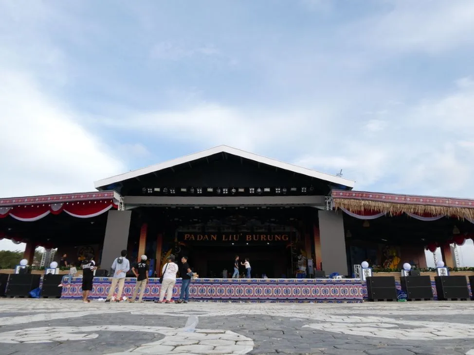 Suasana panggung utama Irau Malinau dengan dekorasi khas budaya daerah, pusat penyelenggaraan berbagai pertunjukan seni dan hiburan.