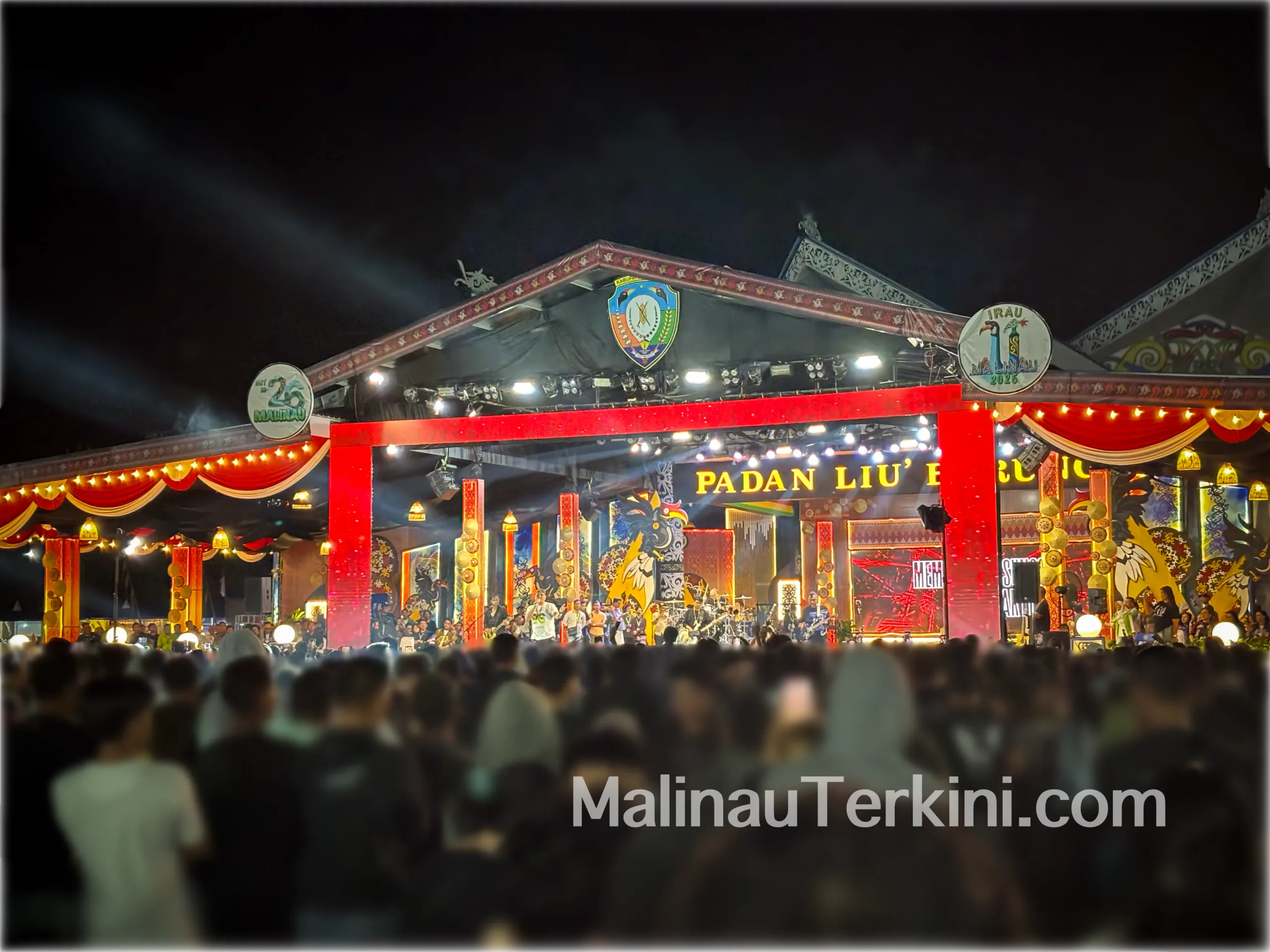Suasana panggung utama Padan Liu Burung saat pelaksanaan Irau Malinau pada malam hari.
