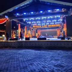 Panggung utama Irau Malinau ke-11 Suasana panggung utama Irau Malinau dengan dekorasi khas budaya daerah, pusat penyelenggaraan berbagai pertunjukan seni dan hiburan.