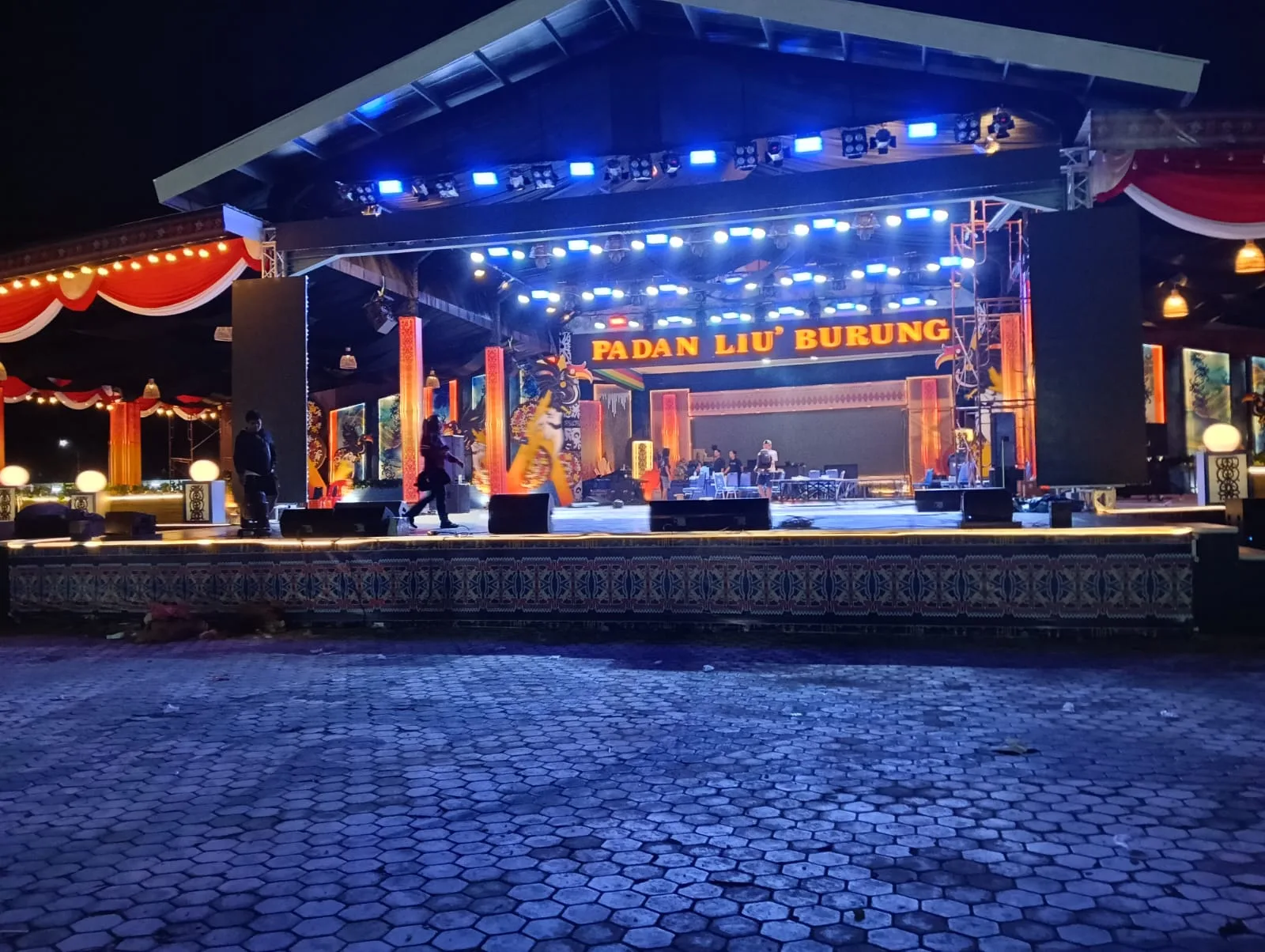 Panggung utama Irau Malinau ke-11 Suasana panggung utama Irau Malinau dengan dekorasi khas budaya daerah, pusat penyelenggaraan berbagai pertunjukan seni dan hiburan.