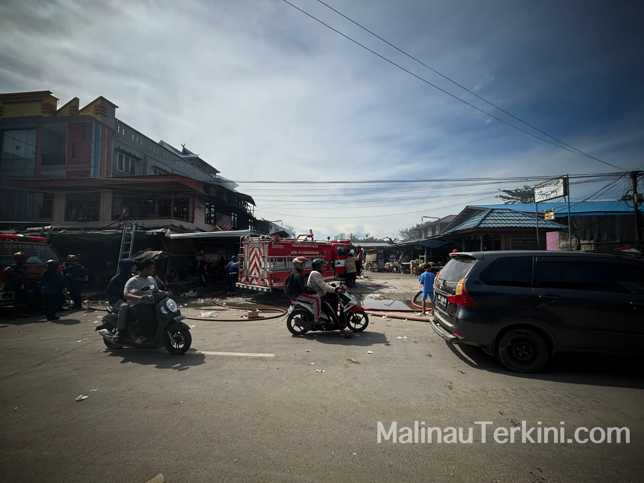 Kondisi Pasar Pelangi Malinau pascakebakaran dengan puing bangunan hangus.