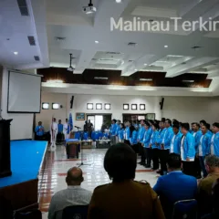 Pelantikan Pengurus KNPI Malinau ara pengurus DPD KNPI Malinau periode 2025–2028 berdiri di depan peserta pelantikan di Kantor Bupati Malinau.