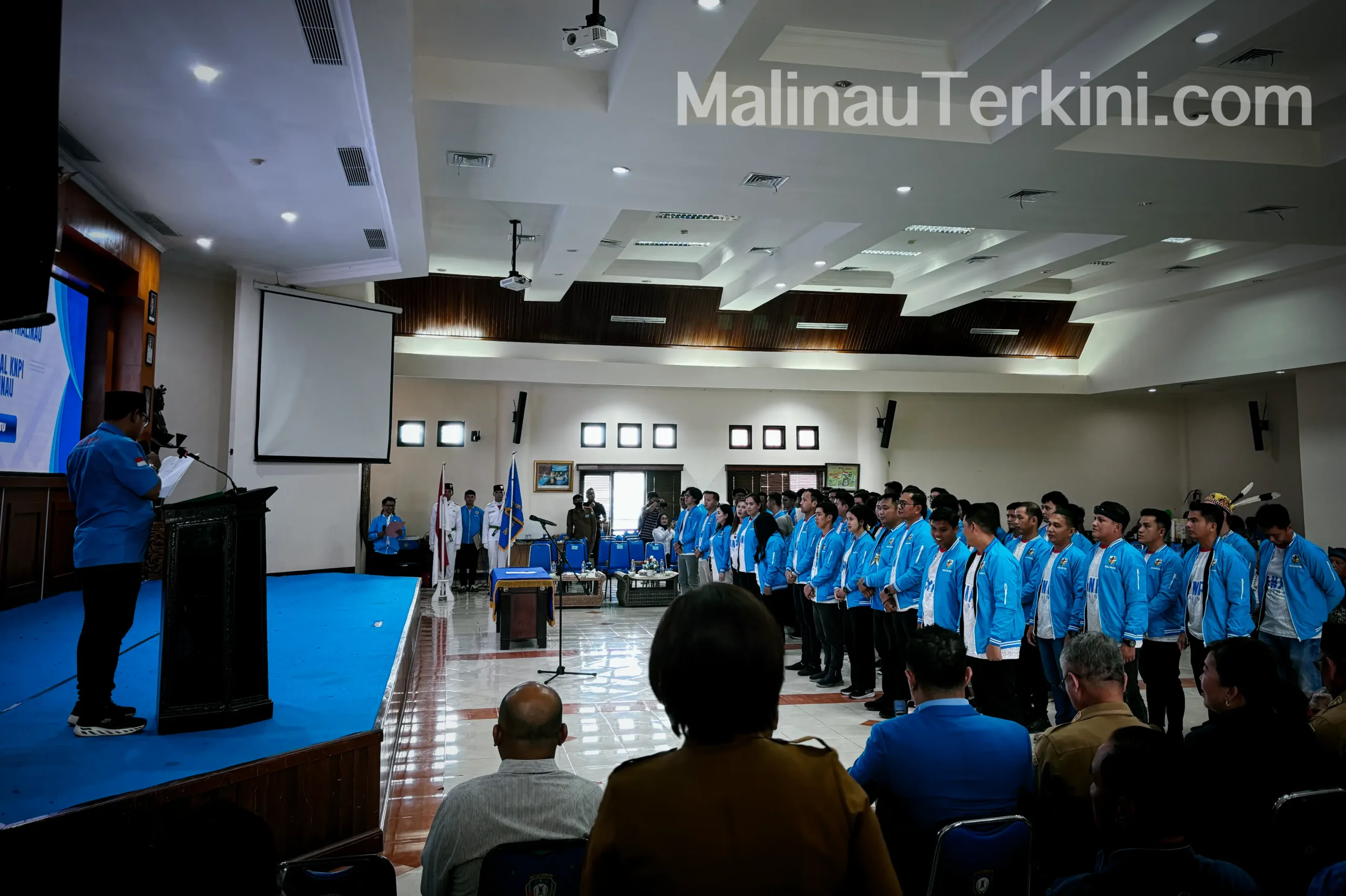 ara pengurus DPD KNPI Malinau periode 2025–2028 berdiri di depan peserta pelantikan di Kantor Bupati Malinau.