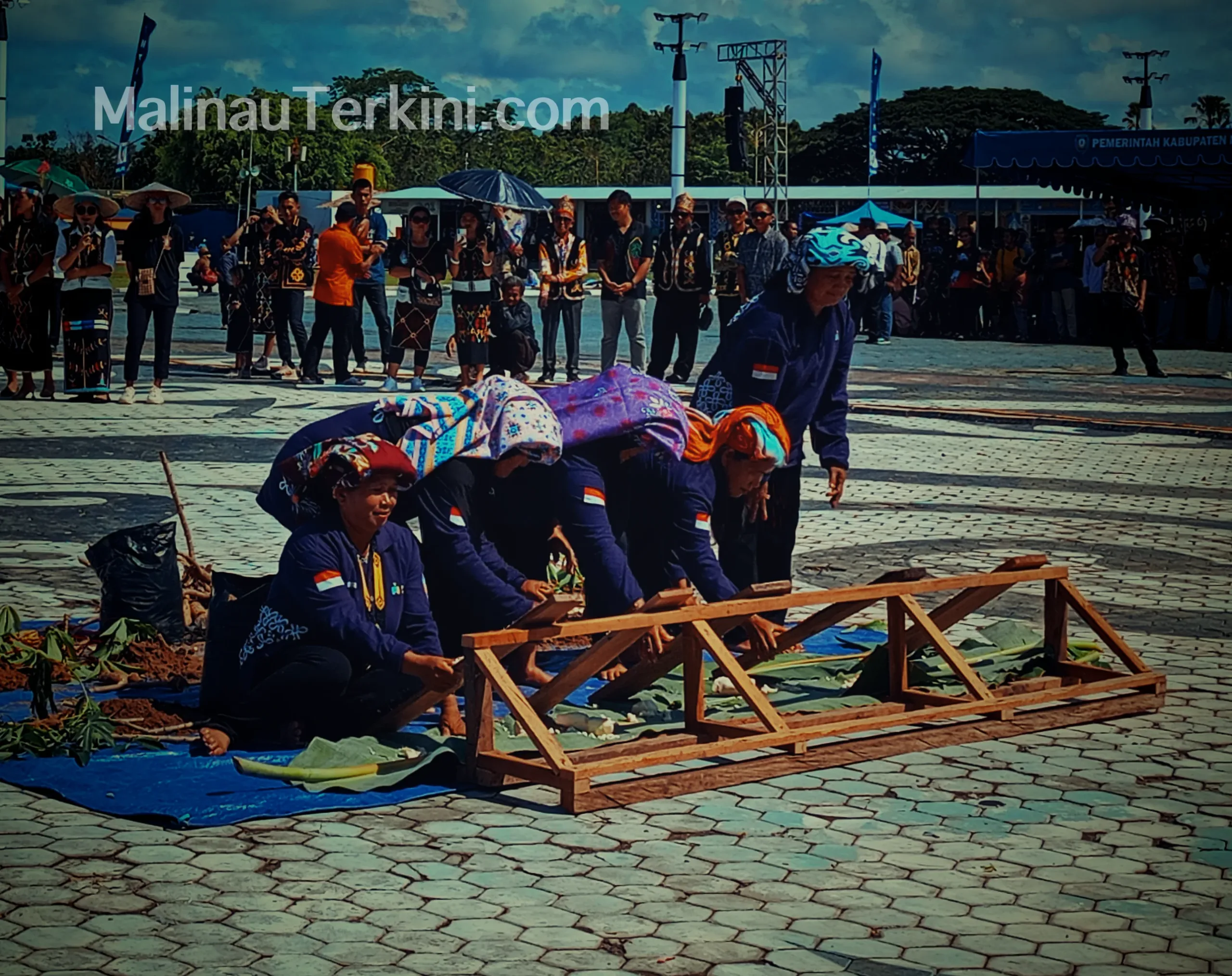 Perempuan Dayak Tenggalan memperagakan tahap awal pembuatan Iluuy, mulai dari pengolahan umbi hingga menjadi bahan dasar natok.