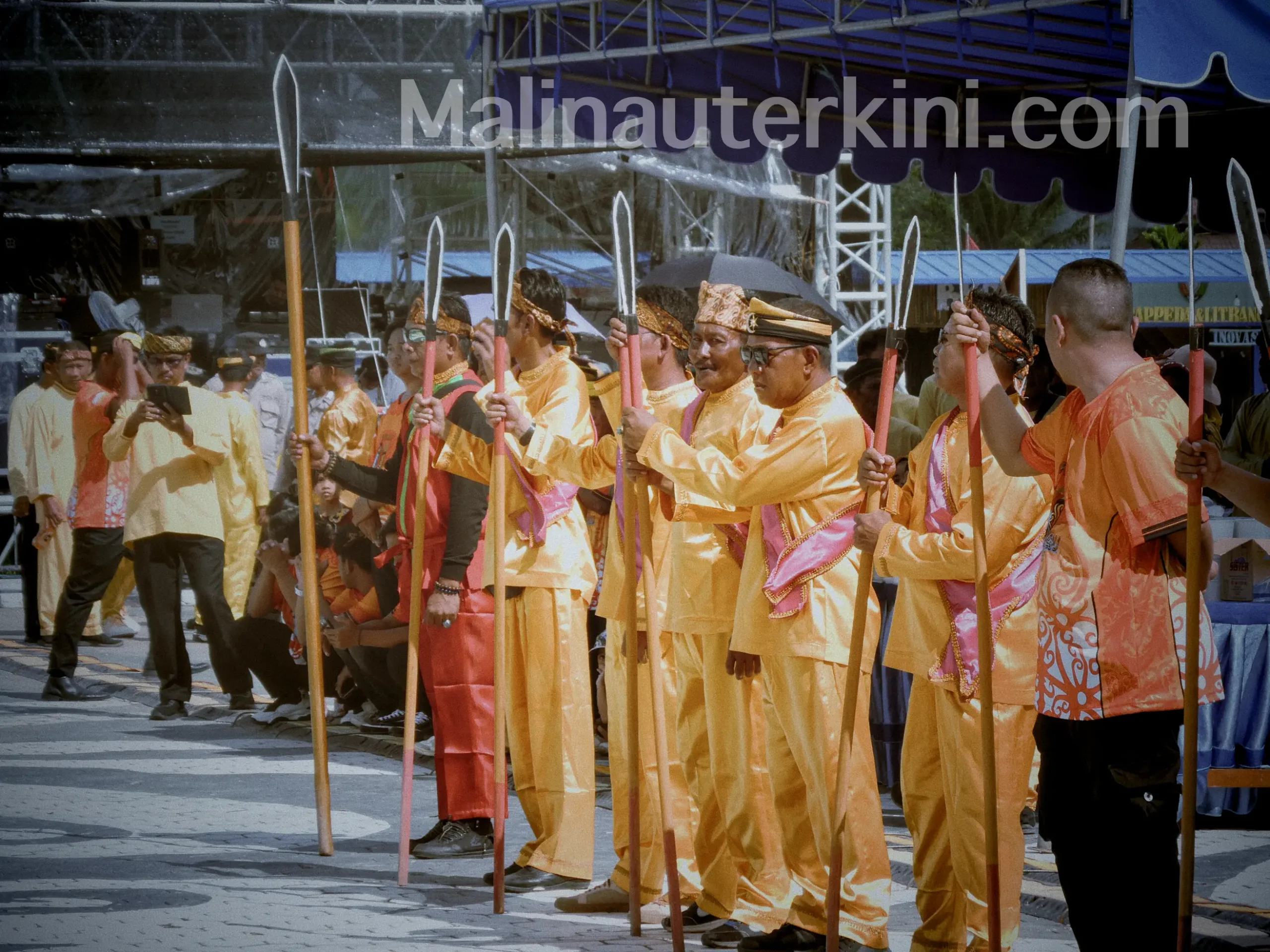 PENGAWAL BULUNGAN – Barisan pengawal adat tampil dengan busana kebesaran Kesultanan Bulungan. Kehadiran mereka menambah kemegahan panggung budaya pada Irau Malinau 2025.