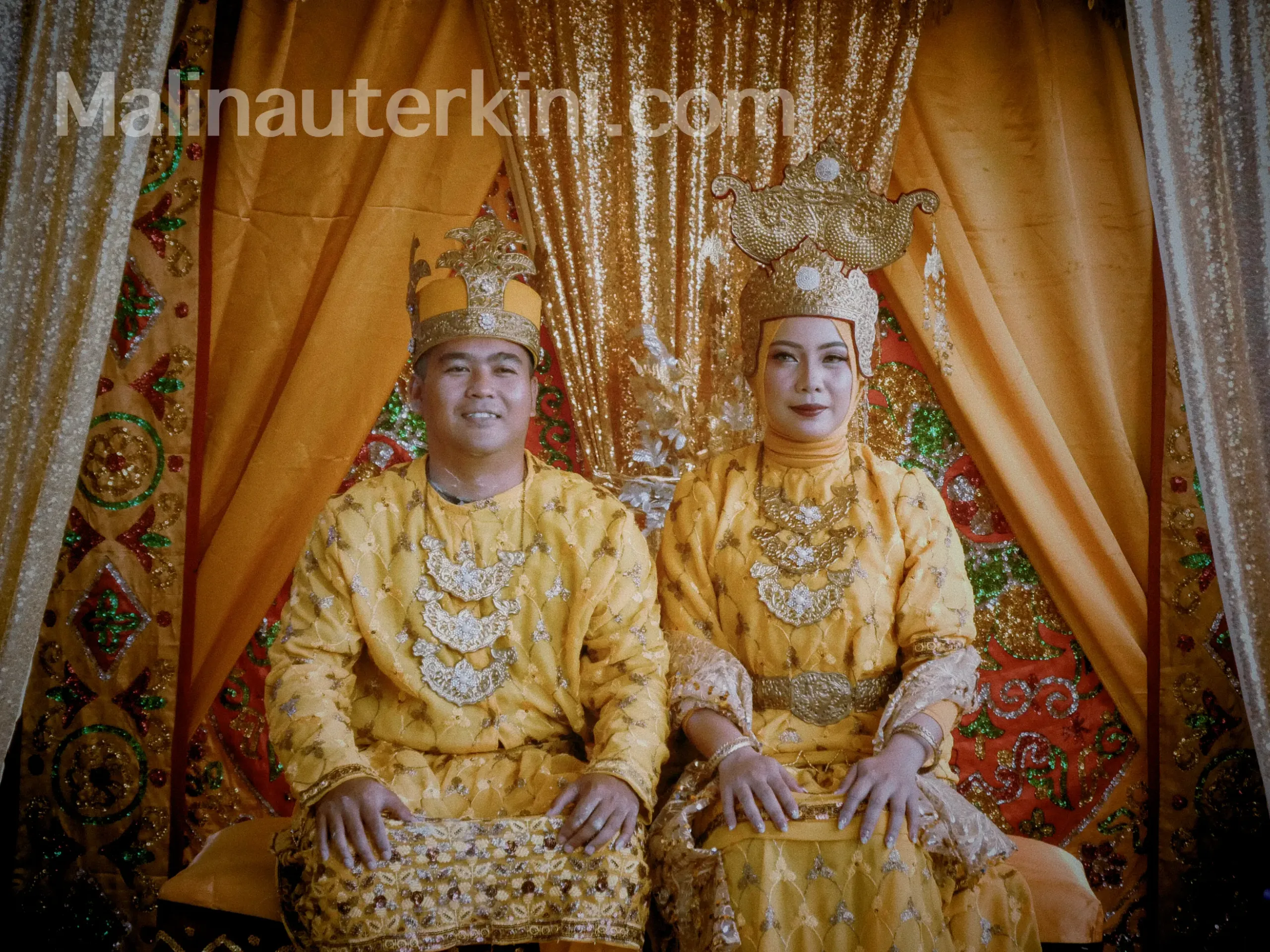 PERKAHWINAN BULUNGAN – Penggambaran mempelai raja dan perempuan dalam prosesi adat Bulungan. Adegan ini menjadi bagian utama pementasan Lembaga Adat Bulungan di Irau Malinau 2025.