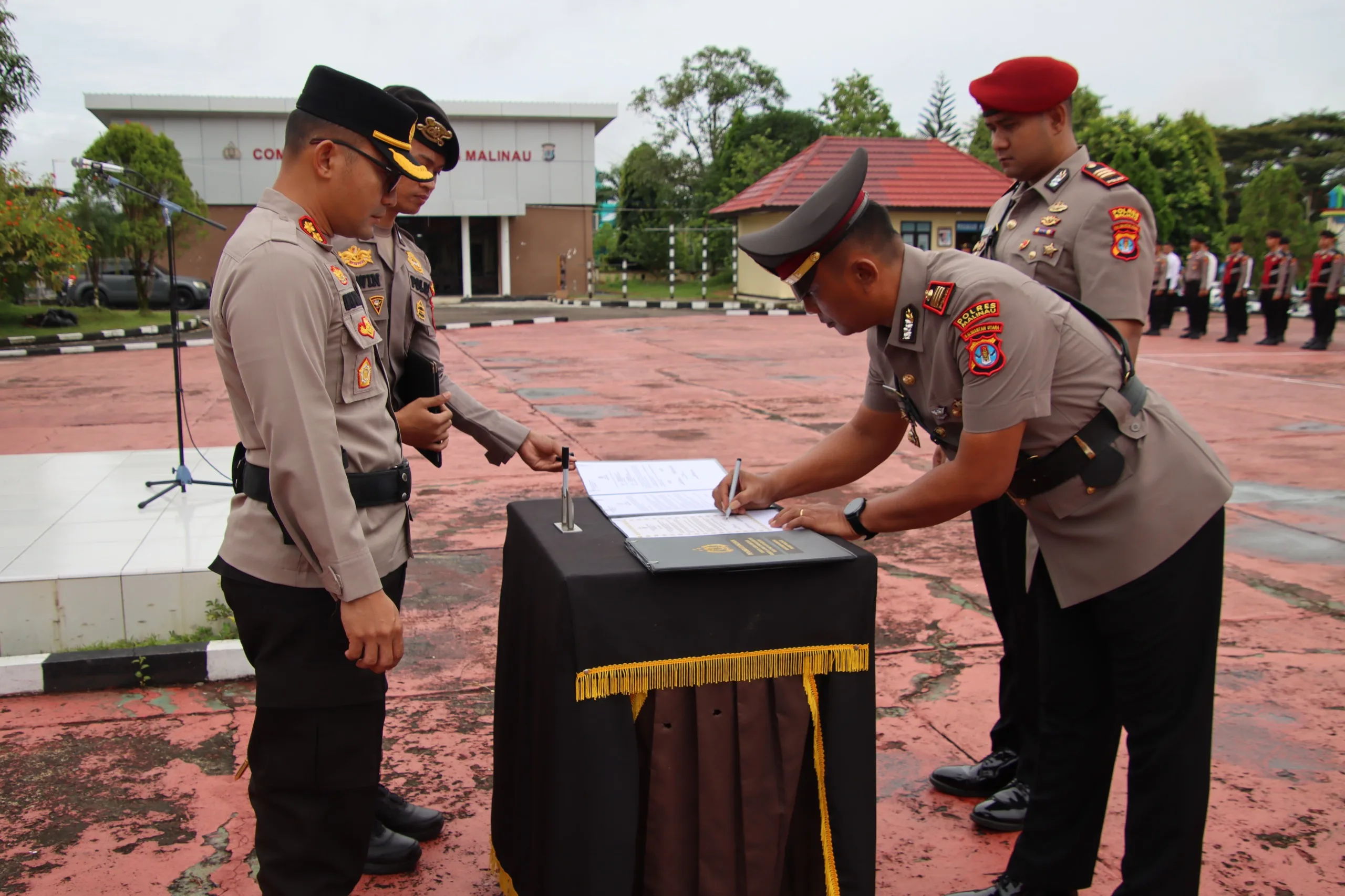 Perwira Polisi Malinau Berganti Kapolres Malinau memimpin Sertijab dua jabatan strategis di Polres Malinau. Rotasi bagian dari penyegaran organisasi Polri.