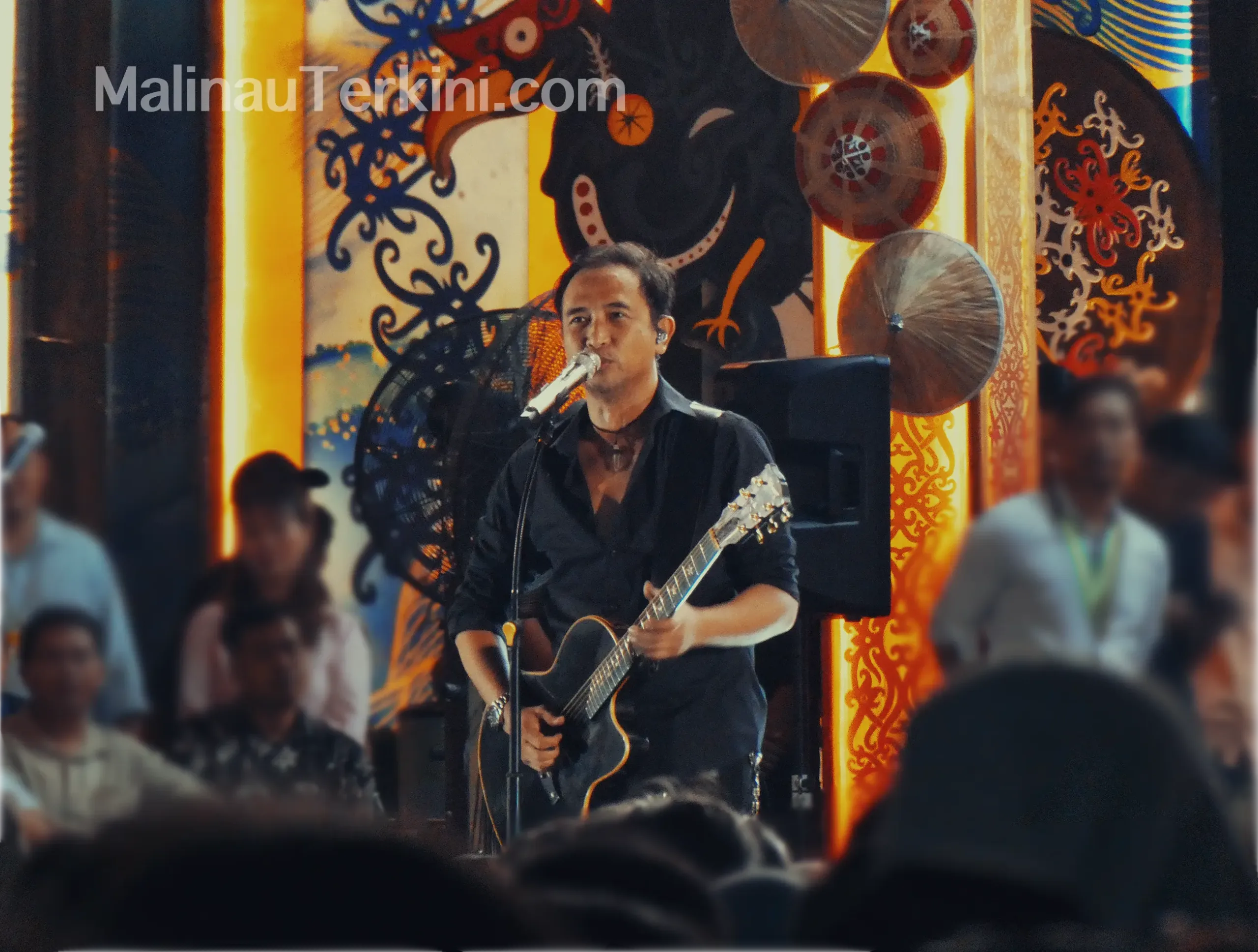 Piyu memainkan gitar saat penampilan Padi Reborn di panggung Irau Malinau.