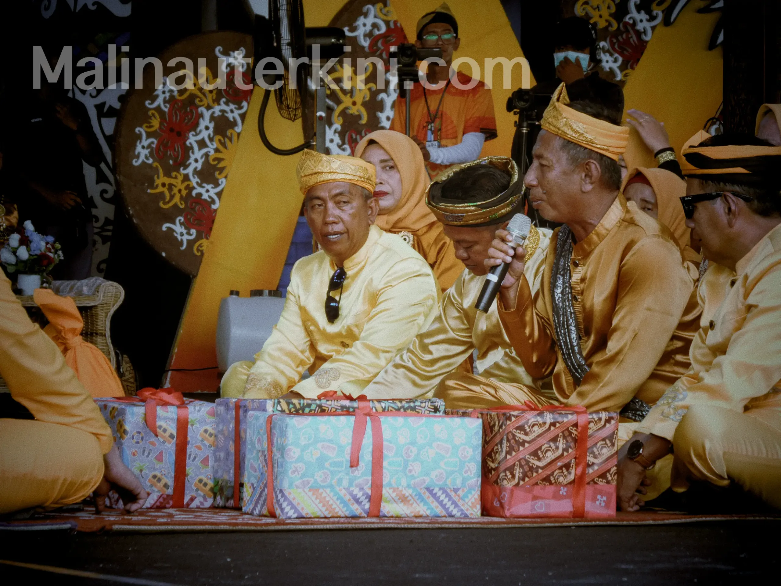 PROSESI MEMINANG – Tokoh adat memperagakan tradisi meminang sebagai awal ikatan rumah tangga kerajaan. Tradisi ini ditampilkan untuk memperkenalkan nilai budaya Bulungan kepada pengunjung Irau Malinau 2025.